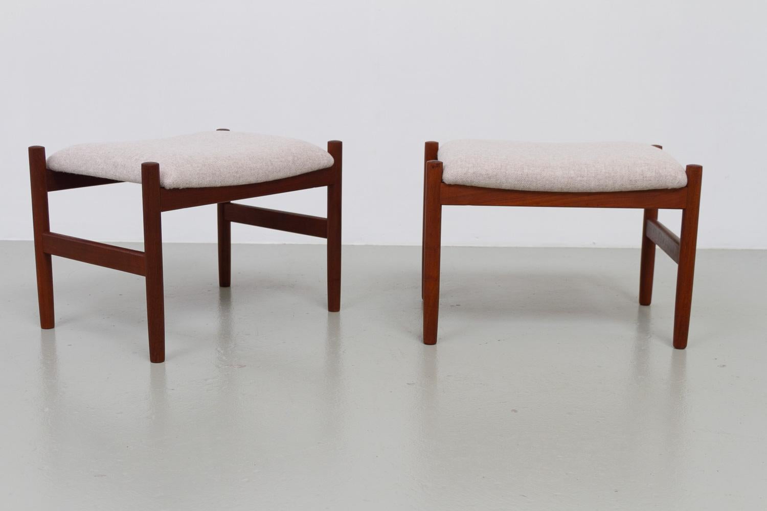 Pouf moderno danese in teak e lana di Hugo Frandsen, anni '60, set di 2 pezzi.

Coppia di sgabelli in teak del Mid-Century Modern scandinavo progettati dall'architetto danese Hugo Frandsen e prodotti da Spøttrup Stolefabrik, Danimarca.
Struttura in