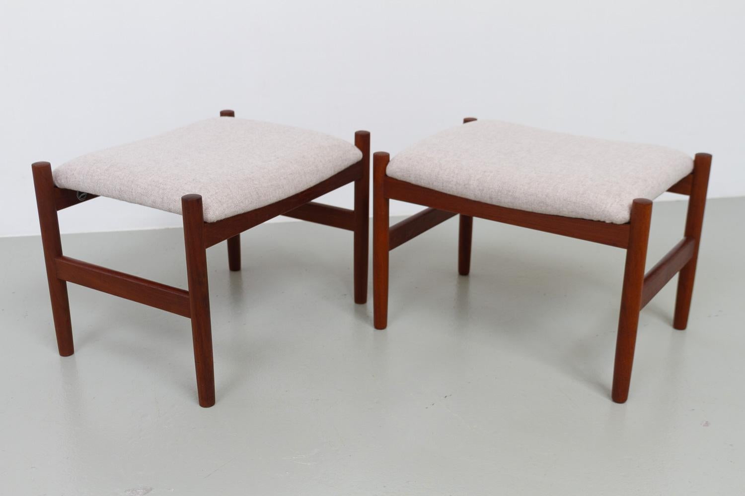 Mid-Century moderno Pouf moderni danesi in teak e lana di Hugo Frandsen, anni '60, set di 2 in vendita