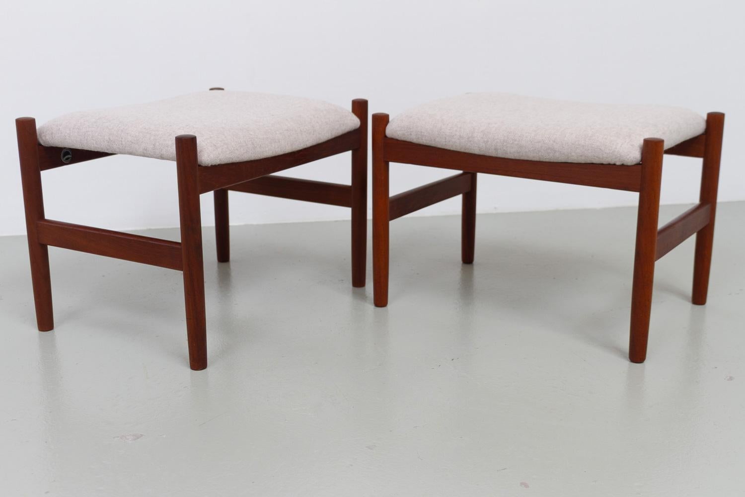 Danese Pouf moderni danesi in teak e lana di Hugo Frandsen, anni '60, set di 2 in vendita