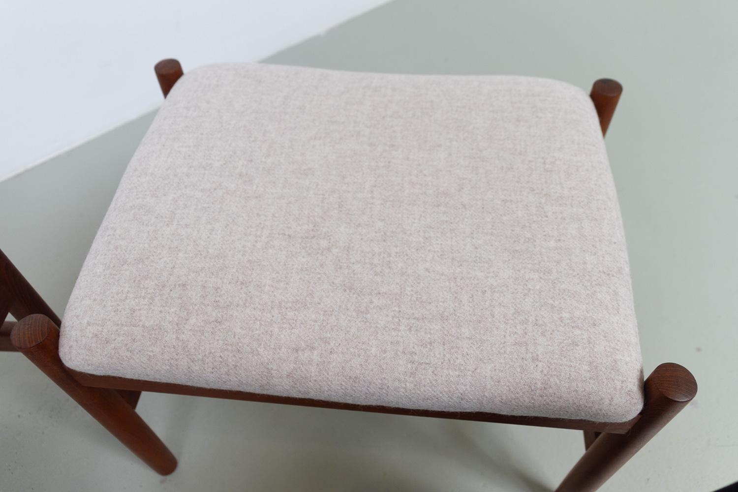 Metà XX secolo Pouf moderni danesi in teak e lana di Hugo Frandsen, anni '60, set di 2 in vendita