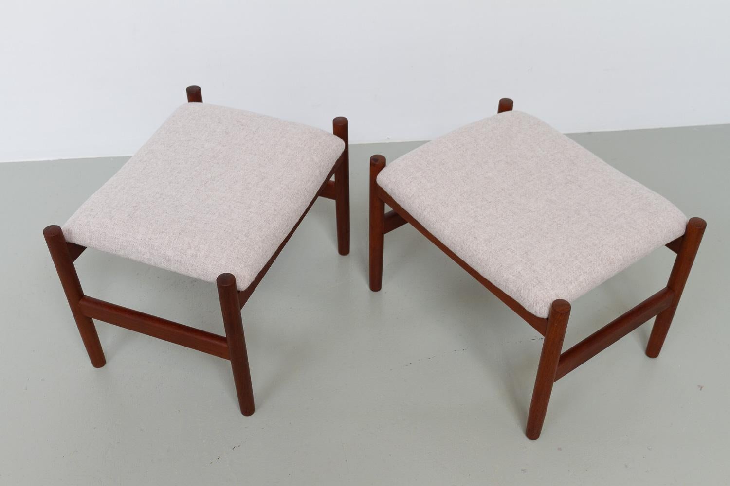 Lana Pouf moderni danesi in teak e lana di Hugo Frandsen, anni '60, set di 2 in vendita