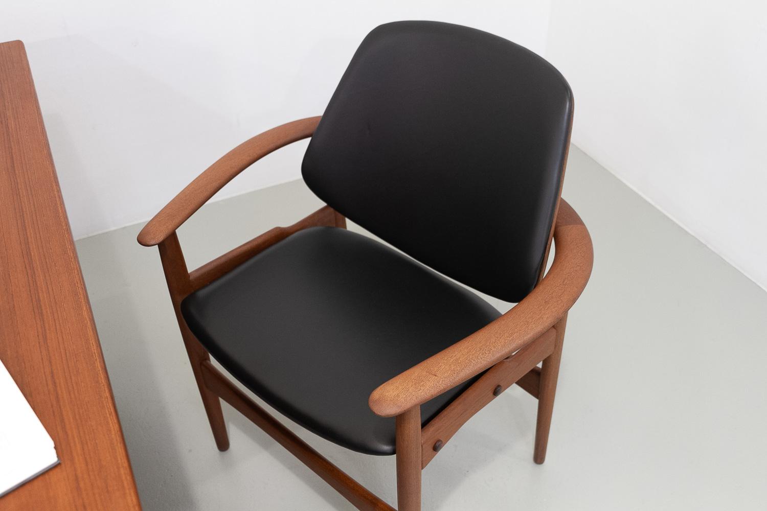 Sillón moderno danés de teca de Arne Hovmand-Olsen, década de 1960. en venta 9