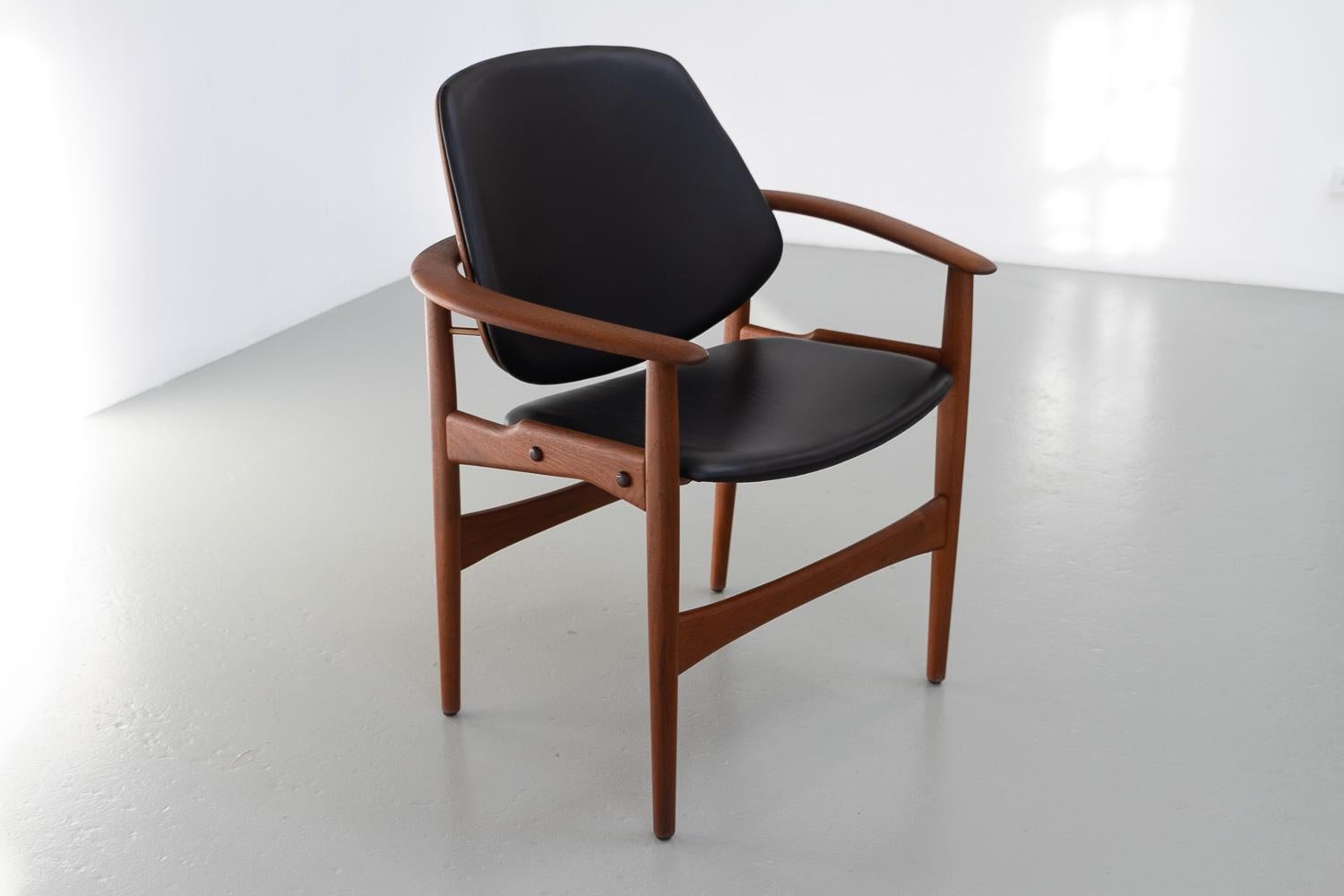 Sillón moderno danés de teca de Arne Hovmand-Olsen, años 60.

Silla escultural danesa de estilo moderno de mediados de siglo, de madera maciza de teca y tapicería de cuero negro. Diseñado por el arquitecto danés Arne Hovmand-Olsen y fabricado por