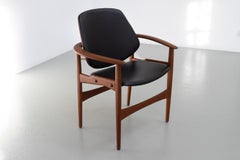 Fauteuil moderne danois en teck d'Arne Hovmand-Olsen, années 1960.