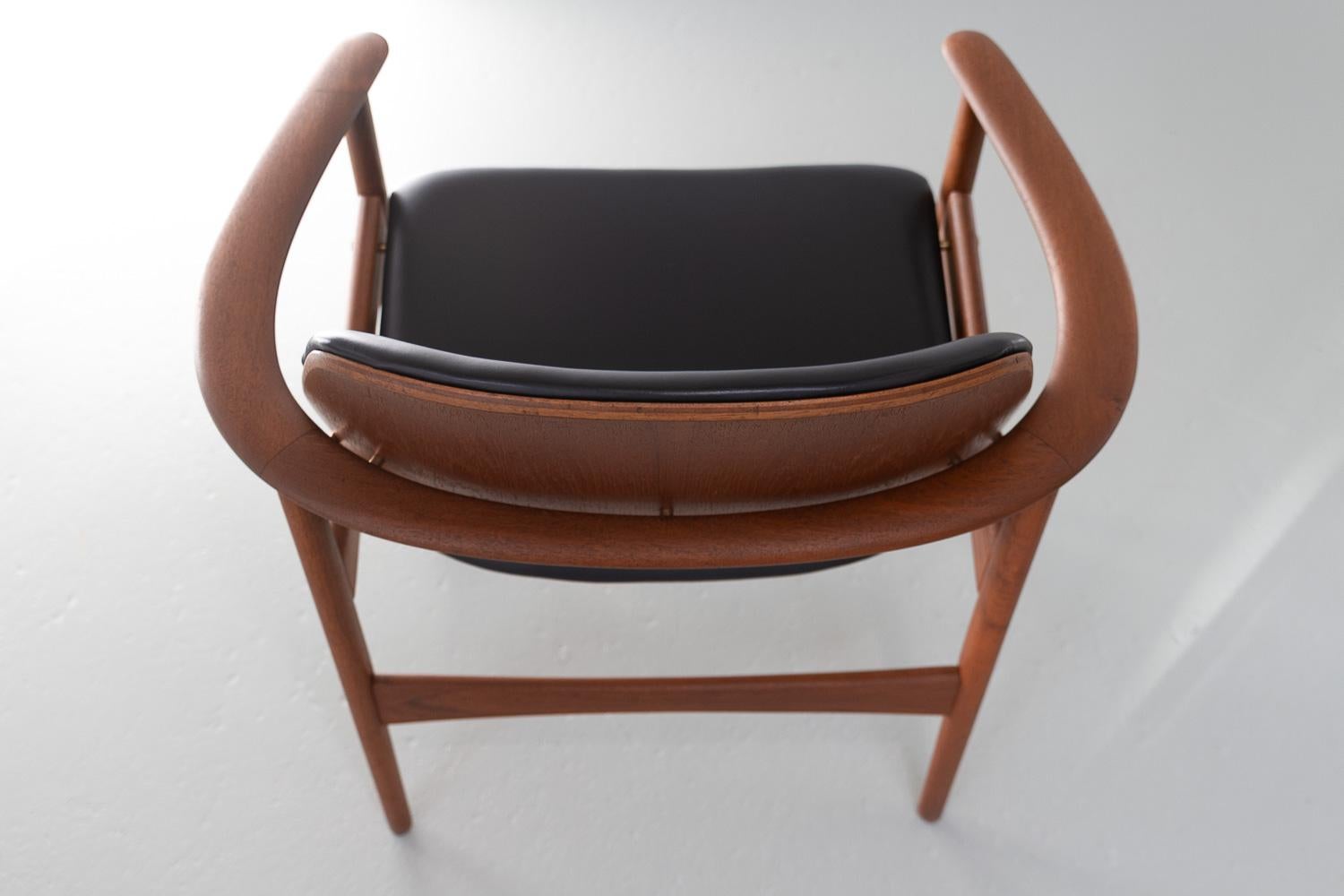 Sillón moderno danés de teca de Arne Hovmand-Olsen, década de 1960. en Bueno estado para la venta en Asaa, DK