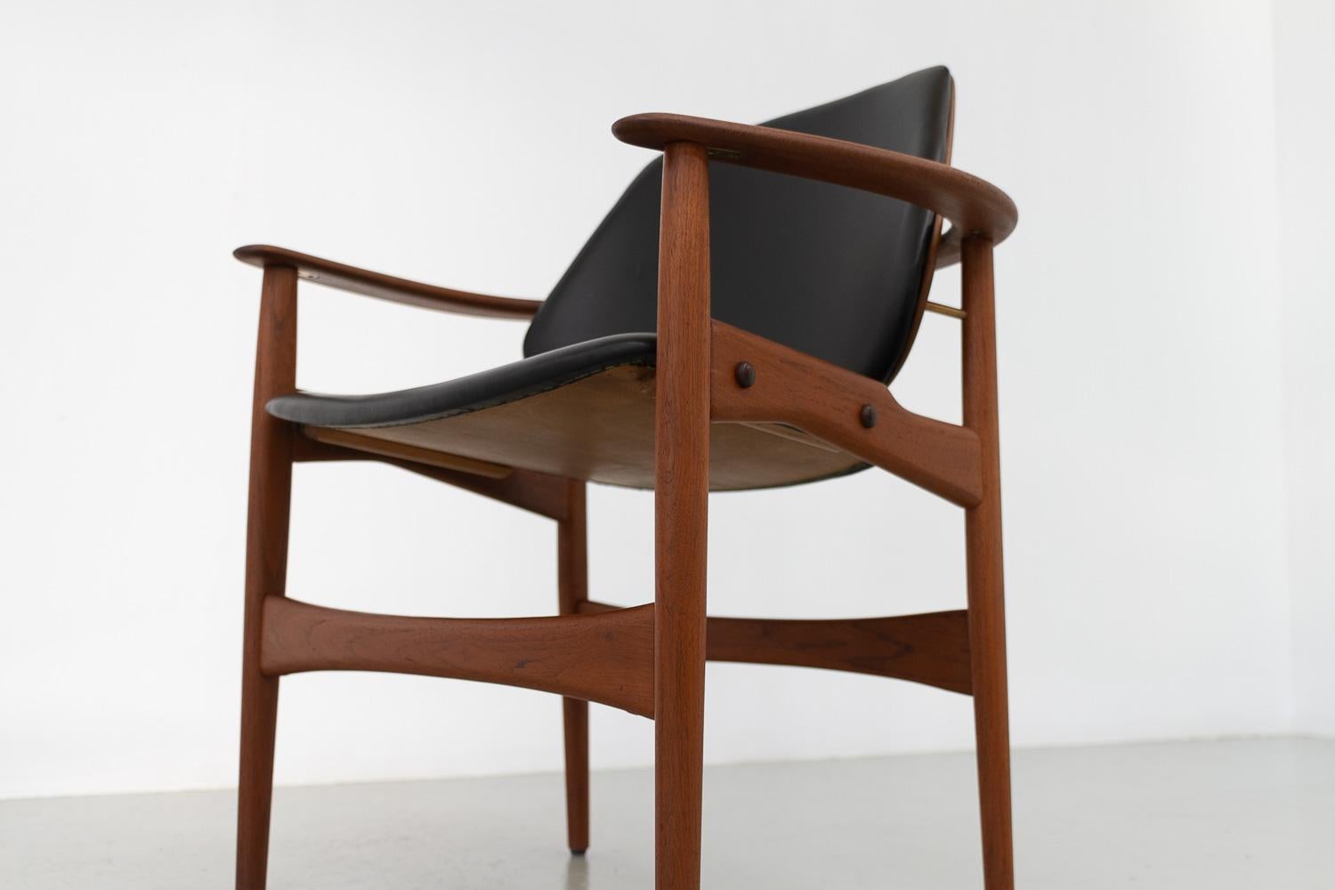 Sillón moderno danés de teca de Arne Hovmand-Olsen, década de 1960. Cuero en venta