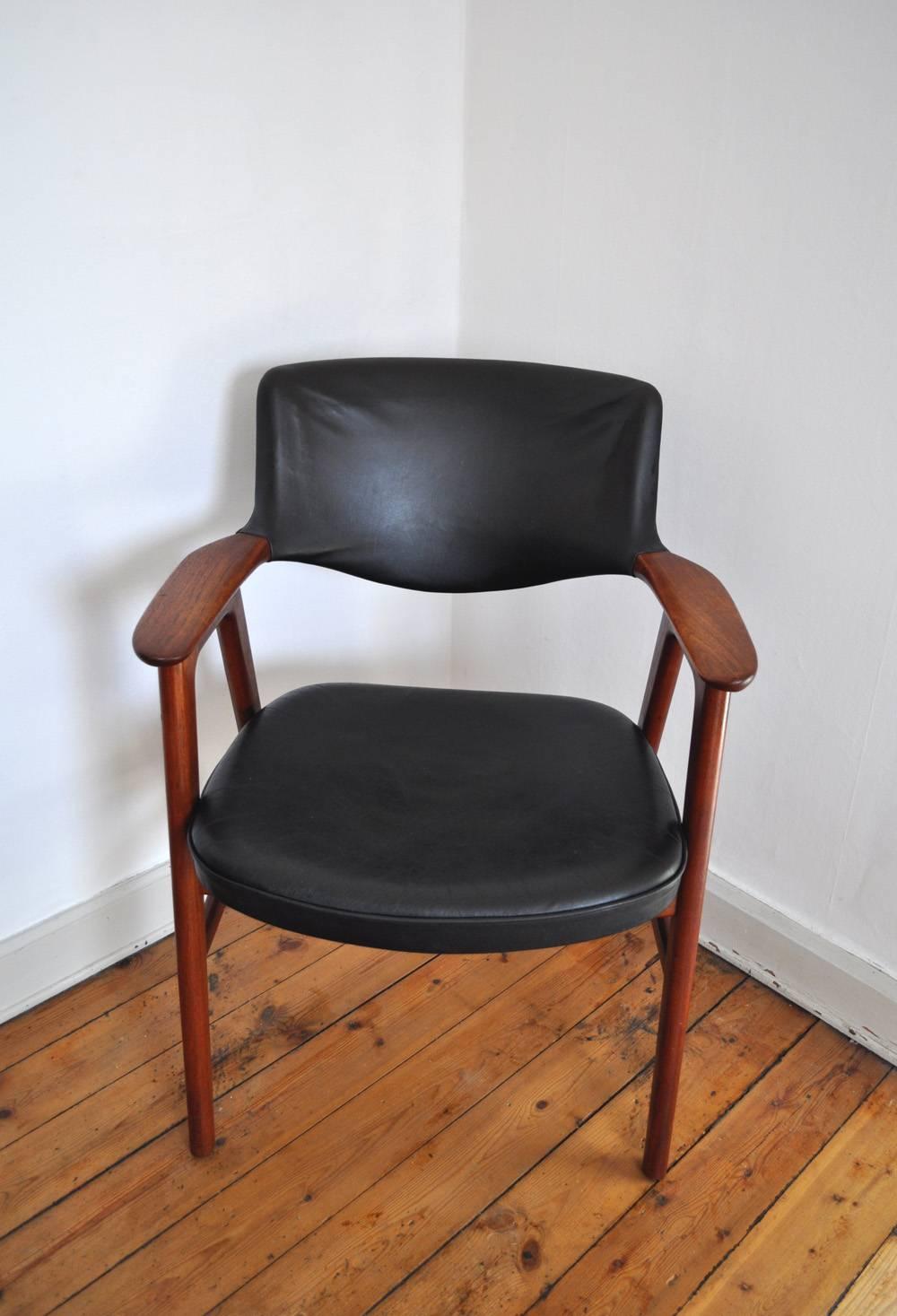 Teak armchair model 43 by Erik Kirkegaard for Høng Stolefabrik in the 1950s. Original leather upholstery. Fine vintage condition with signs of wear.

Dimensions: 
60 W x 61 D x 83,5 H
Seat hight 45 cm.
 