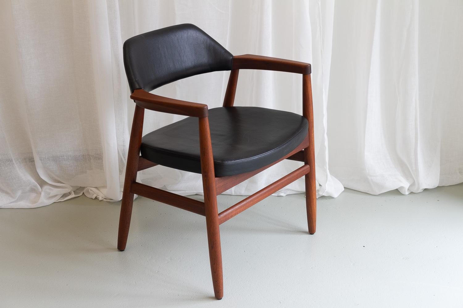 Poltrona moderna danese in teak attribuita a Tove & Edvard Kindt-Larsen per Gustav Bertelsen, anni 1950.

Poltrona danese Mid-century Modern in teak massiccio con rivestimento originale in pelle nera, progettata nel 1957.
Gambe tonde e affusolate e