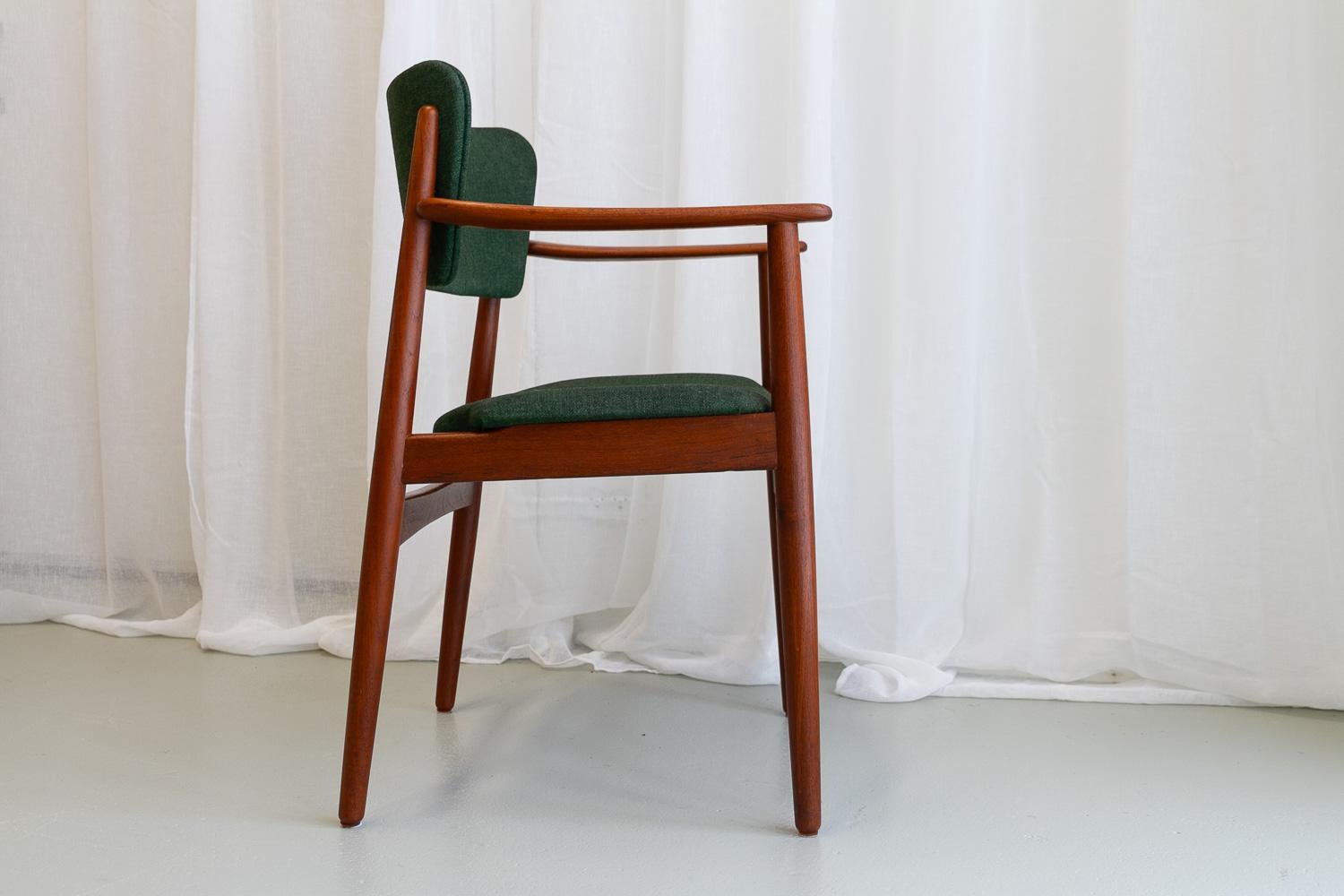 Danish Modern Teak Armchair with Green Wool, 1960s. For Sale 5