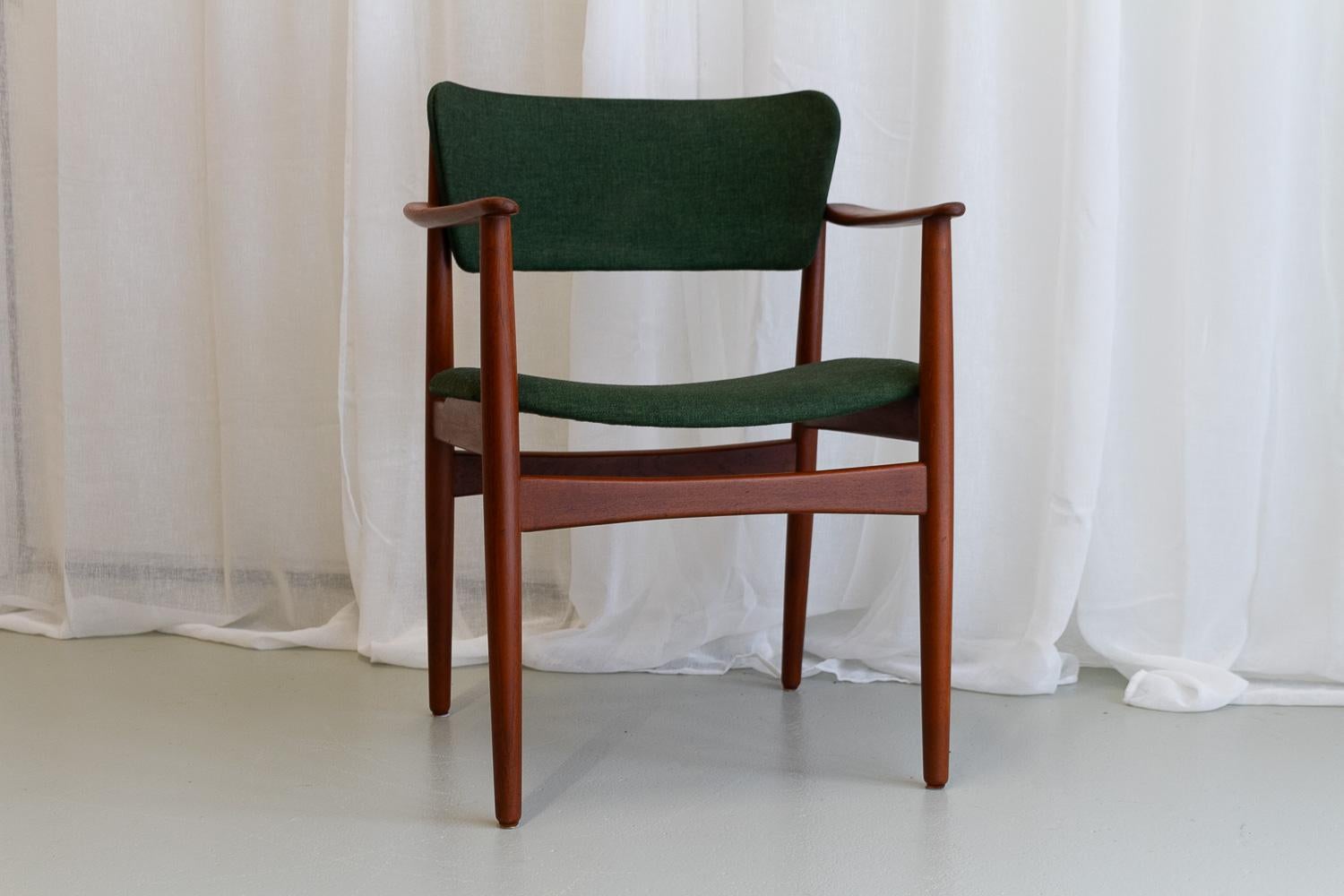 Danish Modern Teak Armchair with Green Wool, 1960s. In Good Condition For Sale In Asaa, DK