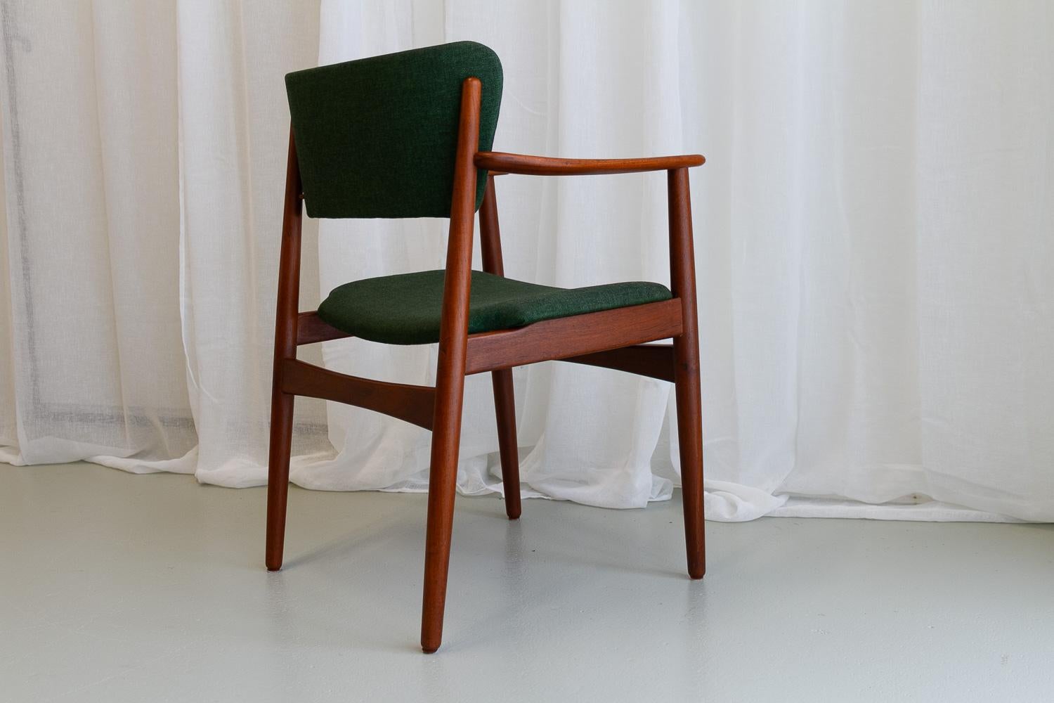 Danish Modern Teak Armchair with Green Wool, 1960s. For Sale 4