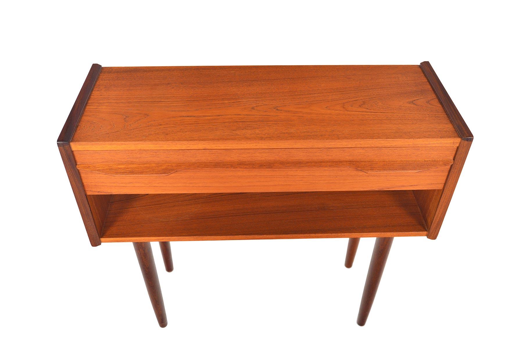 This Danish modern entry chest in teak is a small storage piece with a large statement. Case holds a single drawer with a stunning, full profile pull. In excellent original condition.

   