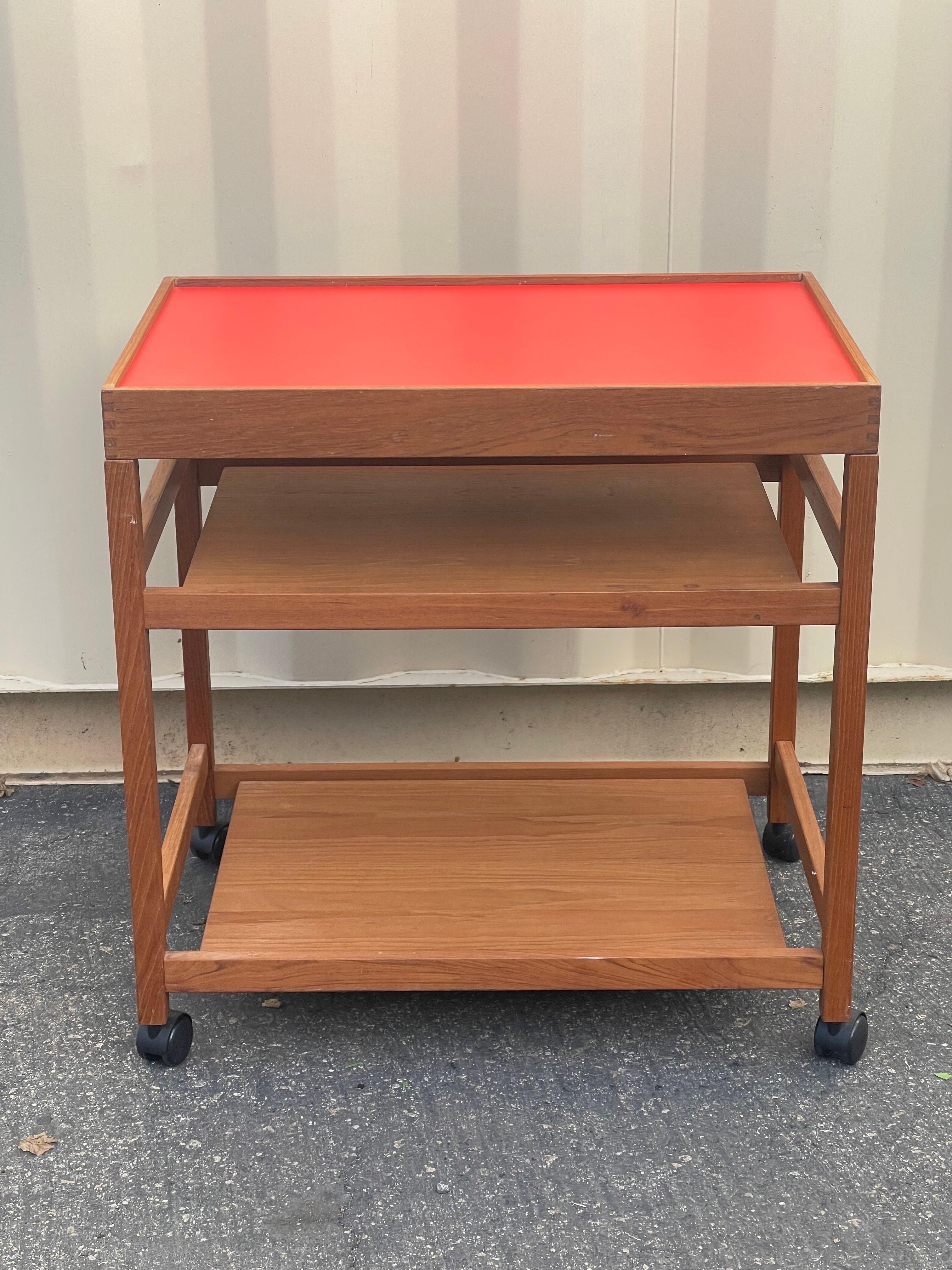Danish Modern Teak Bar Cart / Serving Trolley with Reversible and Removable Tray In Good Condition For Sale In San Diego, CA