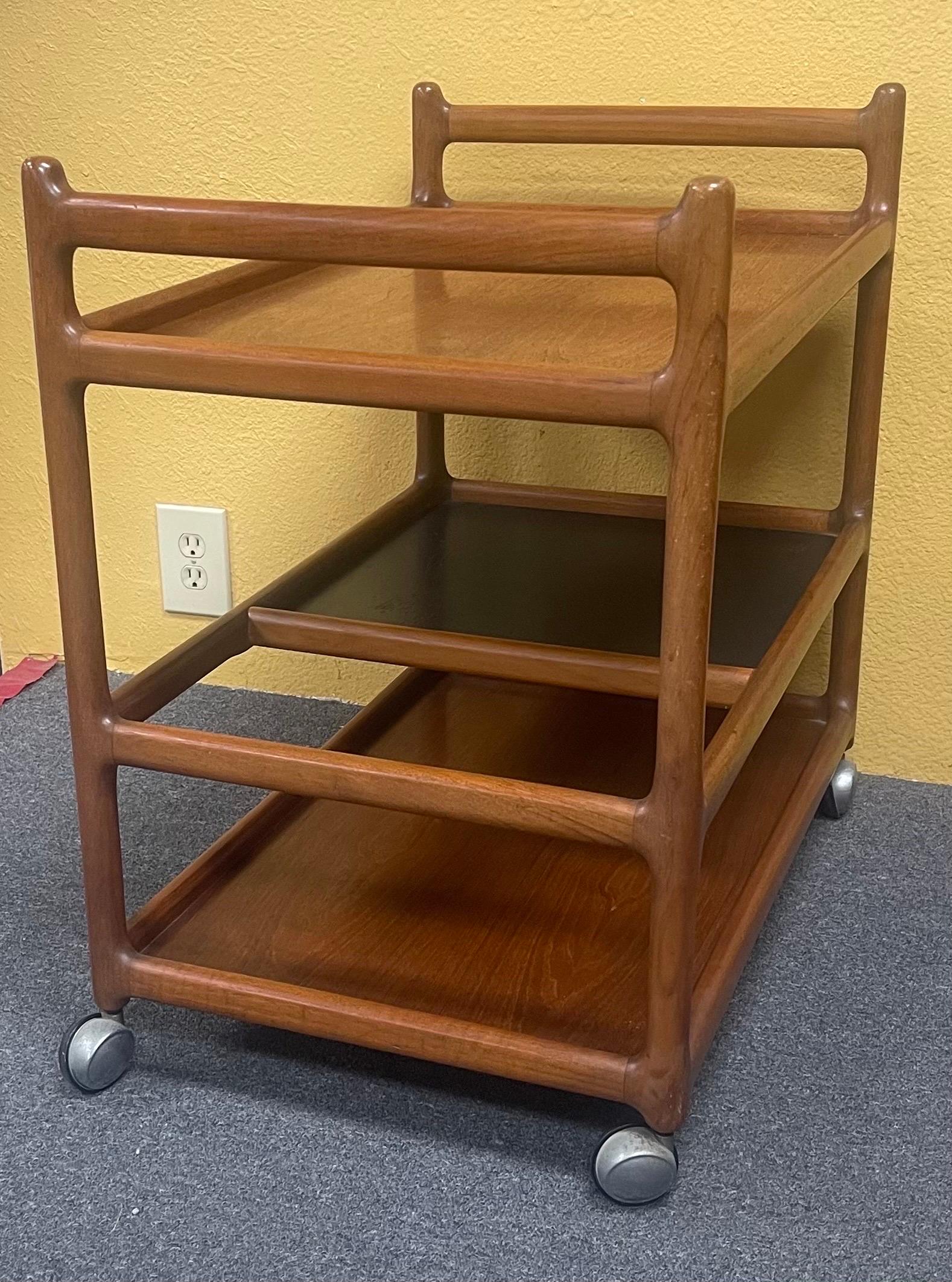 Danish Modern Teak Bar Cart / Serving Trolley with Shelves by Johannes Andersen In Good Condition For Sale In San Diego, CA