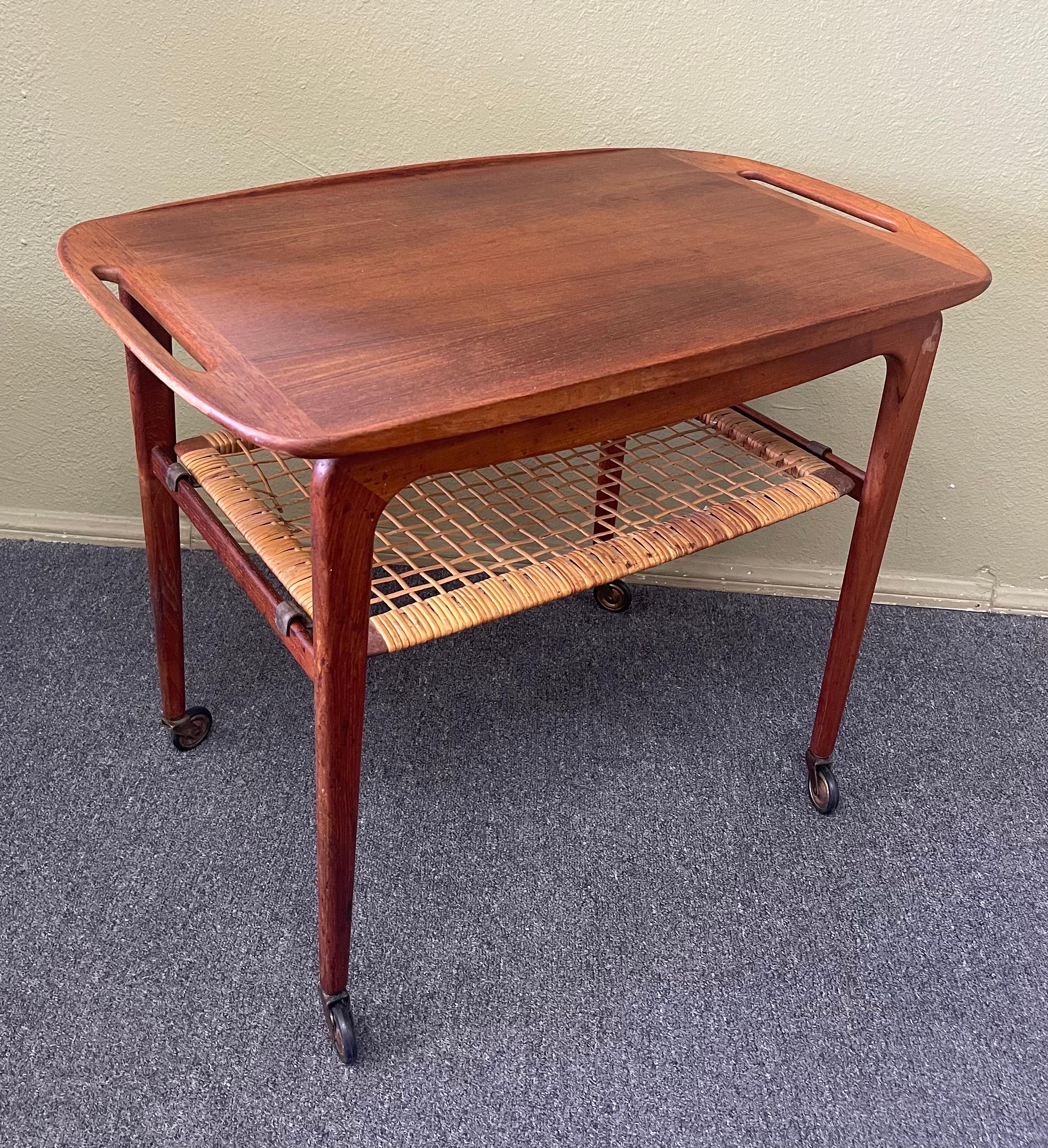 Danish Modern Teak Bar Cart with Removable Tray by Johannes Andersen / Silkeborg For Sale 11