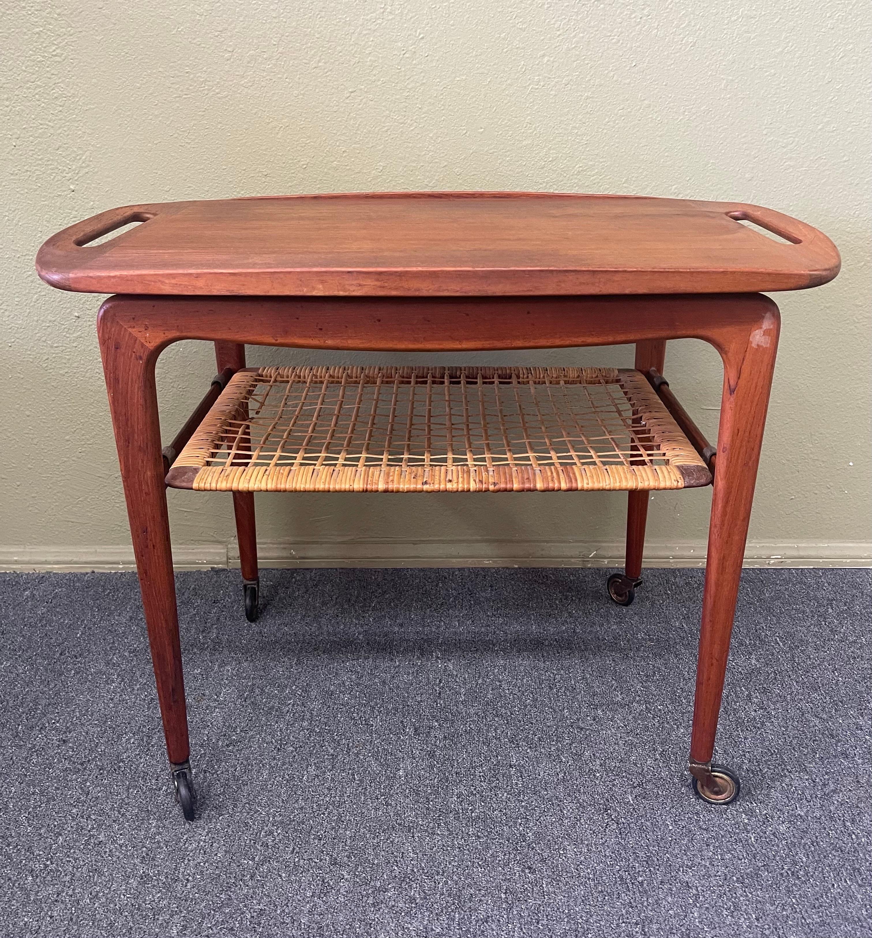 Danish Modern Teak Bar Cart with Removable Tray by Johannes Andersen / Silkeborg For Sale 12
