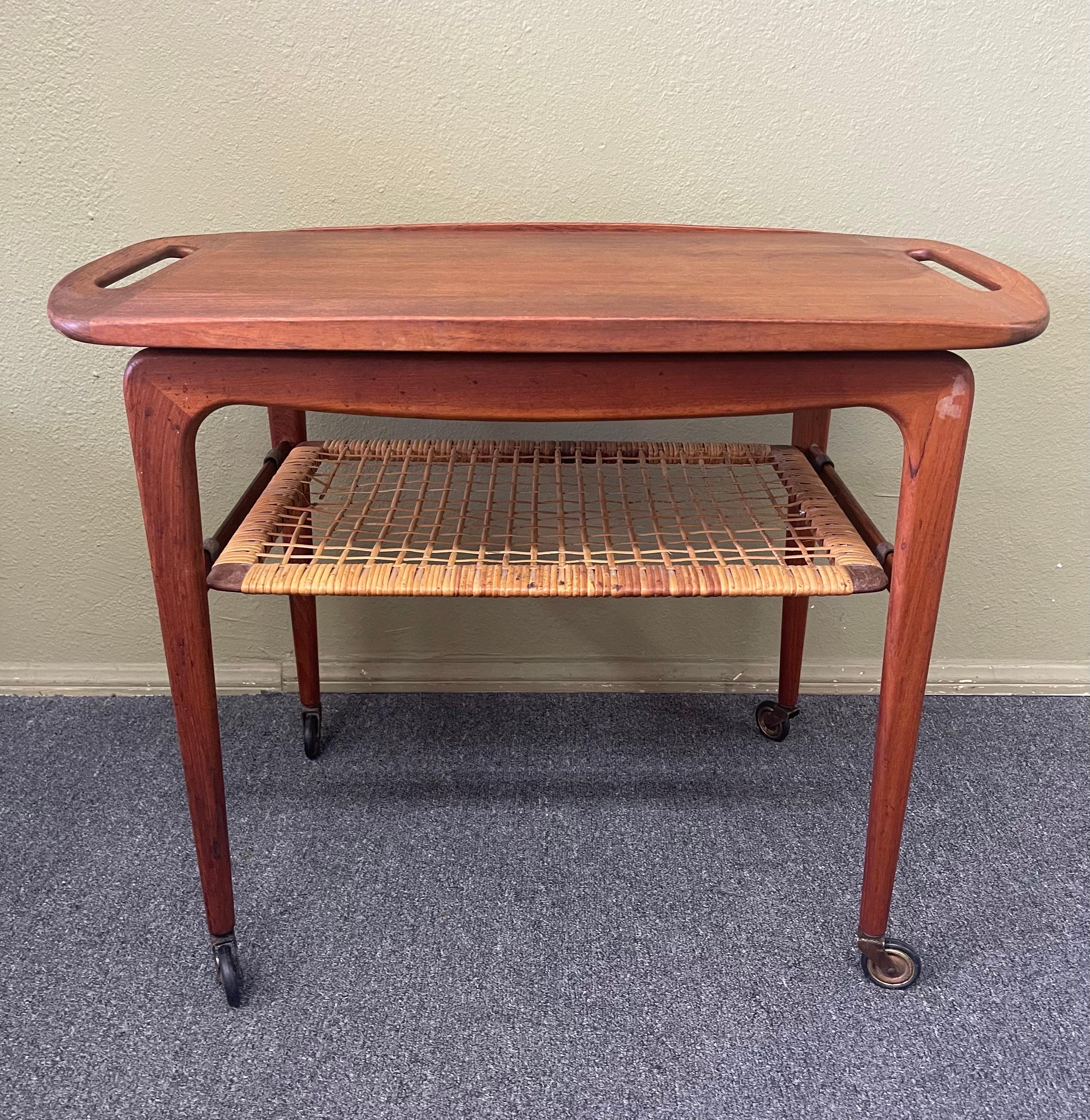 Danish Modern Teak Bar Cart with Removable Tray by Johannes Andersen / Silkeborg In Good Condition For Sale In San Diego, CA