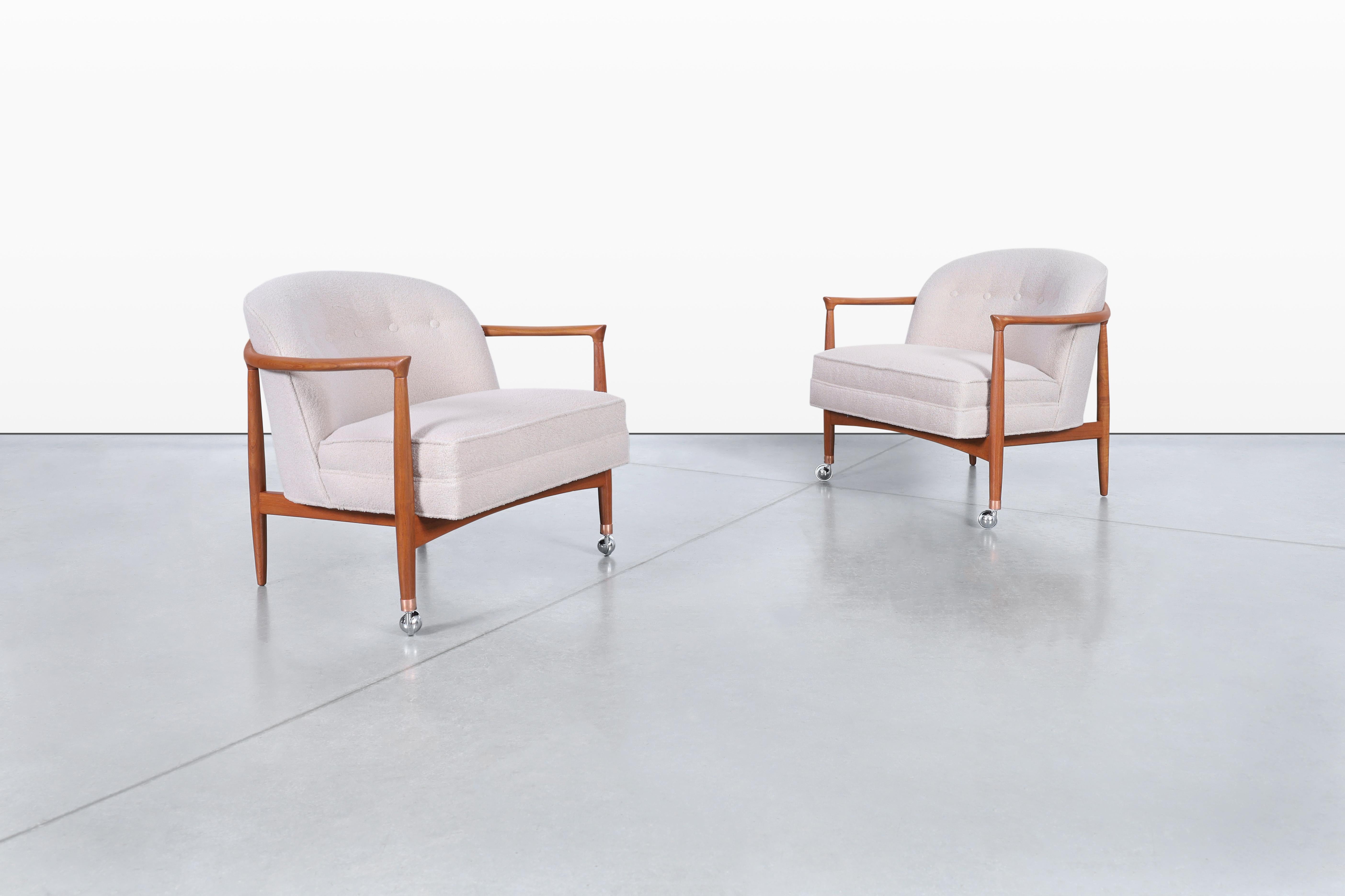 Magnifique paire de chaises longues modernes danoises, conçues par Finn Andersen pour Selig dans les années 1960. Ces chaises présentent un design frappant en forme de tonneau qui non seulement capture l'essence du style du milieu du siècle, mais