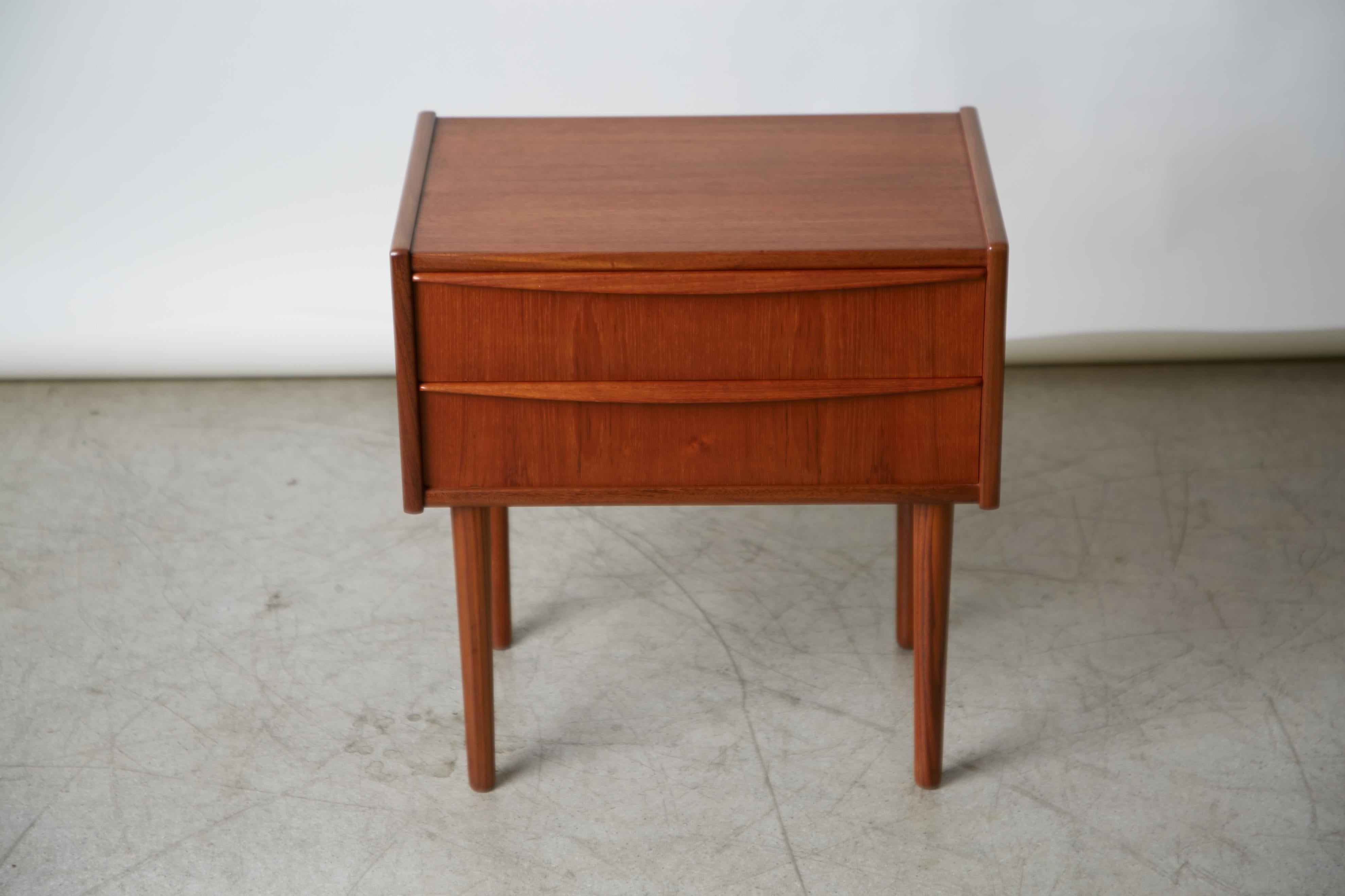 This lovely Mid-Century Modern teak bedside end table, in the style of Arne Vodder, is in excellent condition and ready to be used immediately in your residential design project. 

We only have a single of this particular piece.

Measurements: