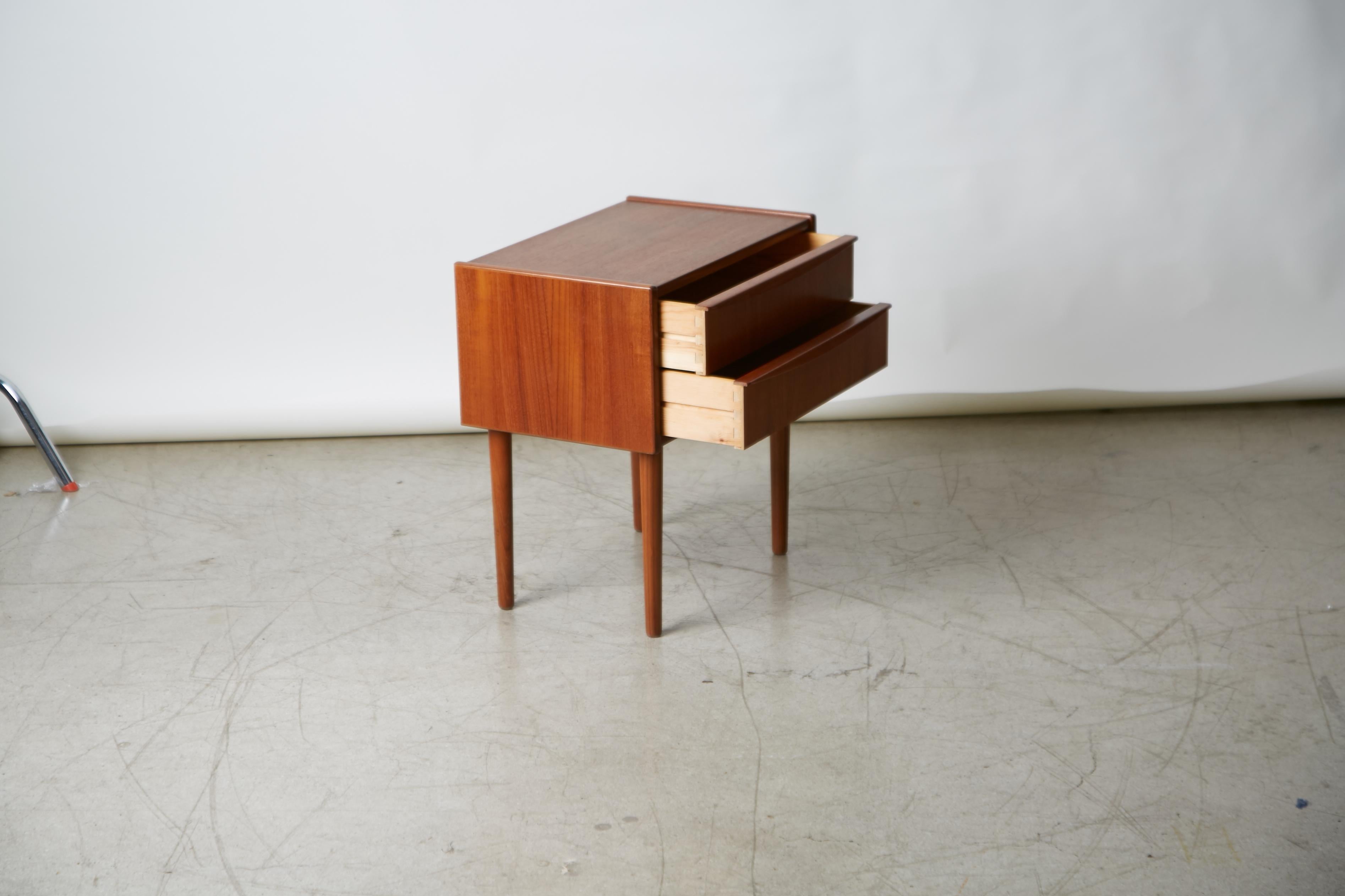 Danish Modern Teak Bedside Nightstand Table in the Style of Arne Vodder In Excellent Condition In Los Angeles, CA