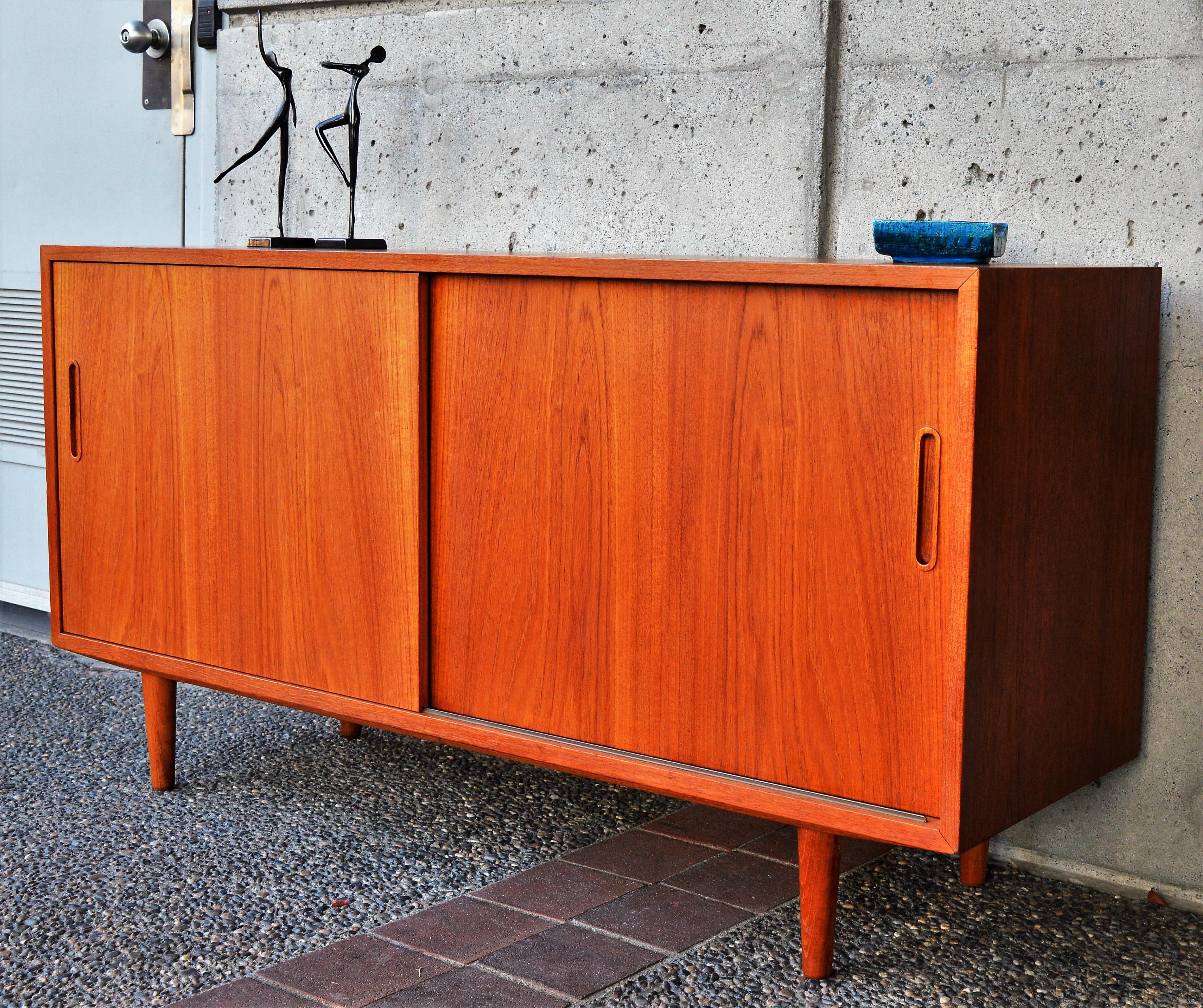 Danish Modern Teak & Beech Hundevad & Co Compact 2 Slider Credenza / Sideboard In Good Condition In New Westminster, British Columbia