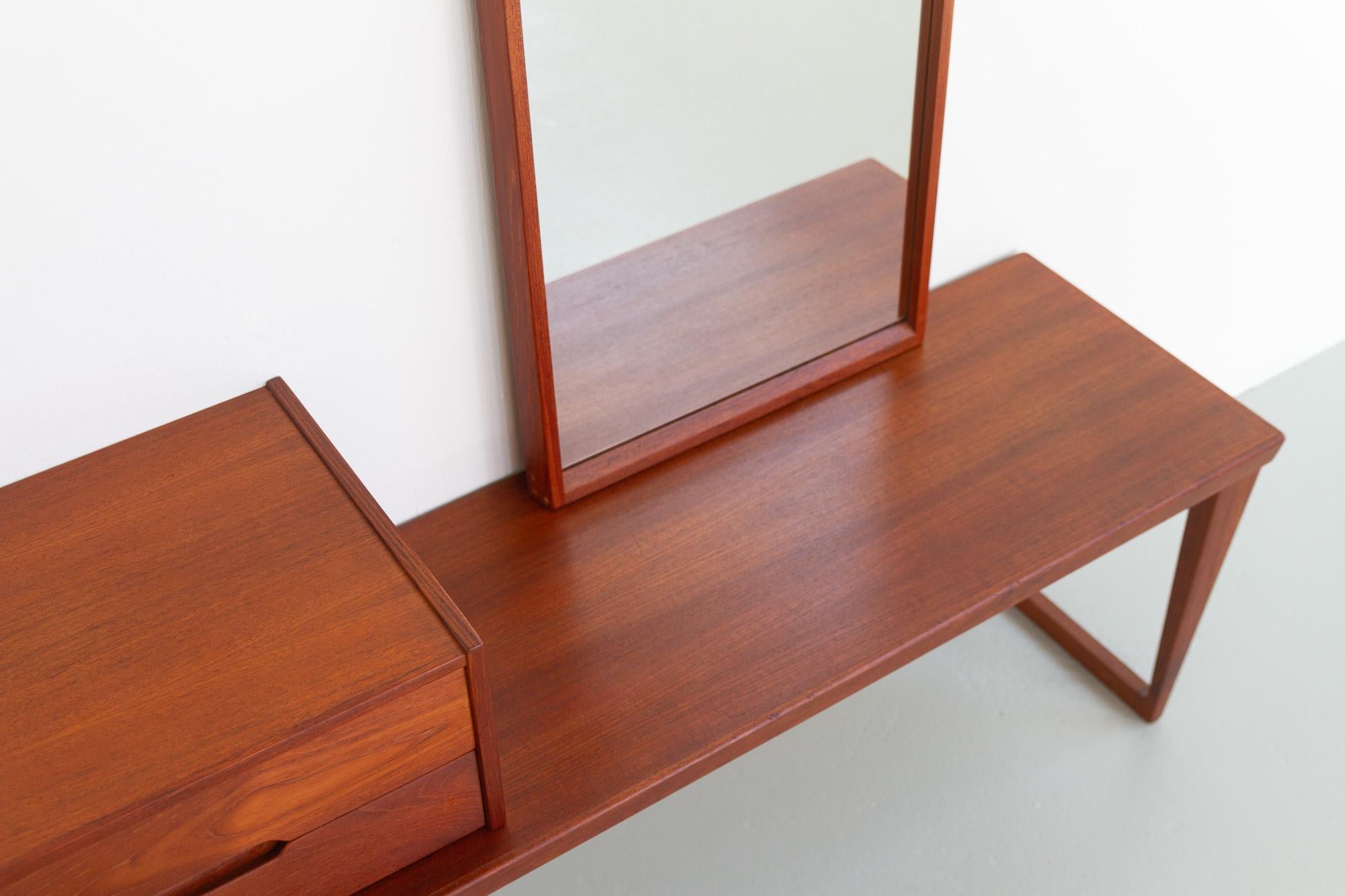 Danish Modern Teak Bench, Mirror and Drawers by Kai Kristiansen 1960s For Sale 4
