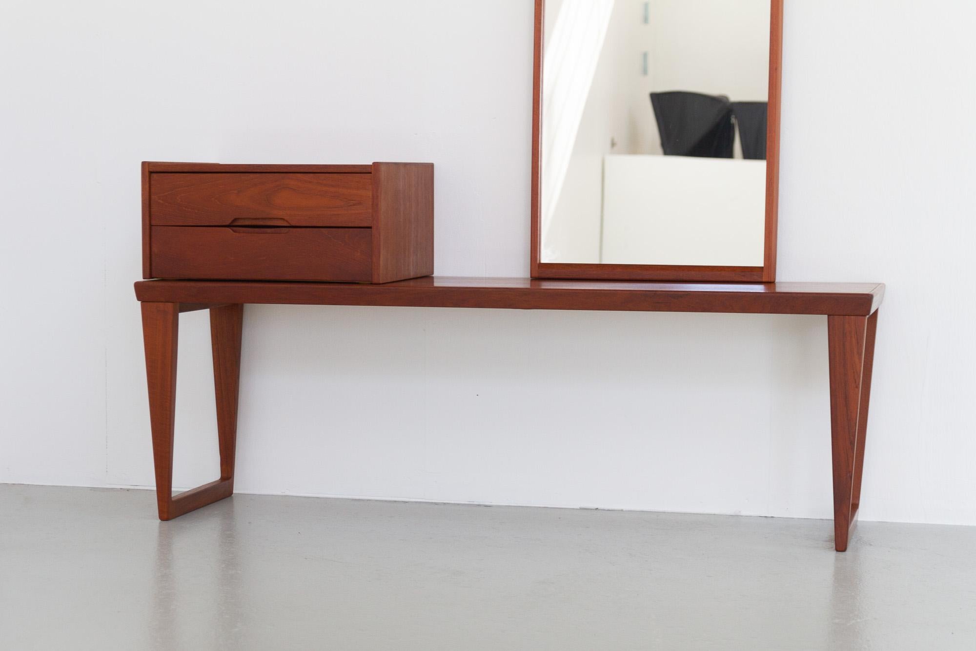 Danish Modern Teak Bench, Mirror and Drawers by Kai Kristiansen 1960s In Good Condition For Sale In Asaa, DK