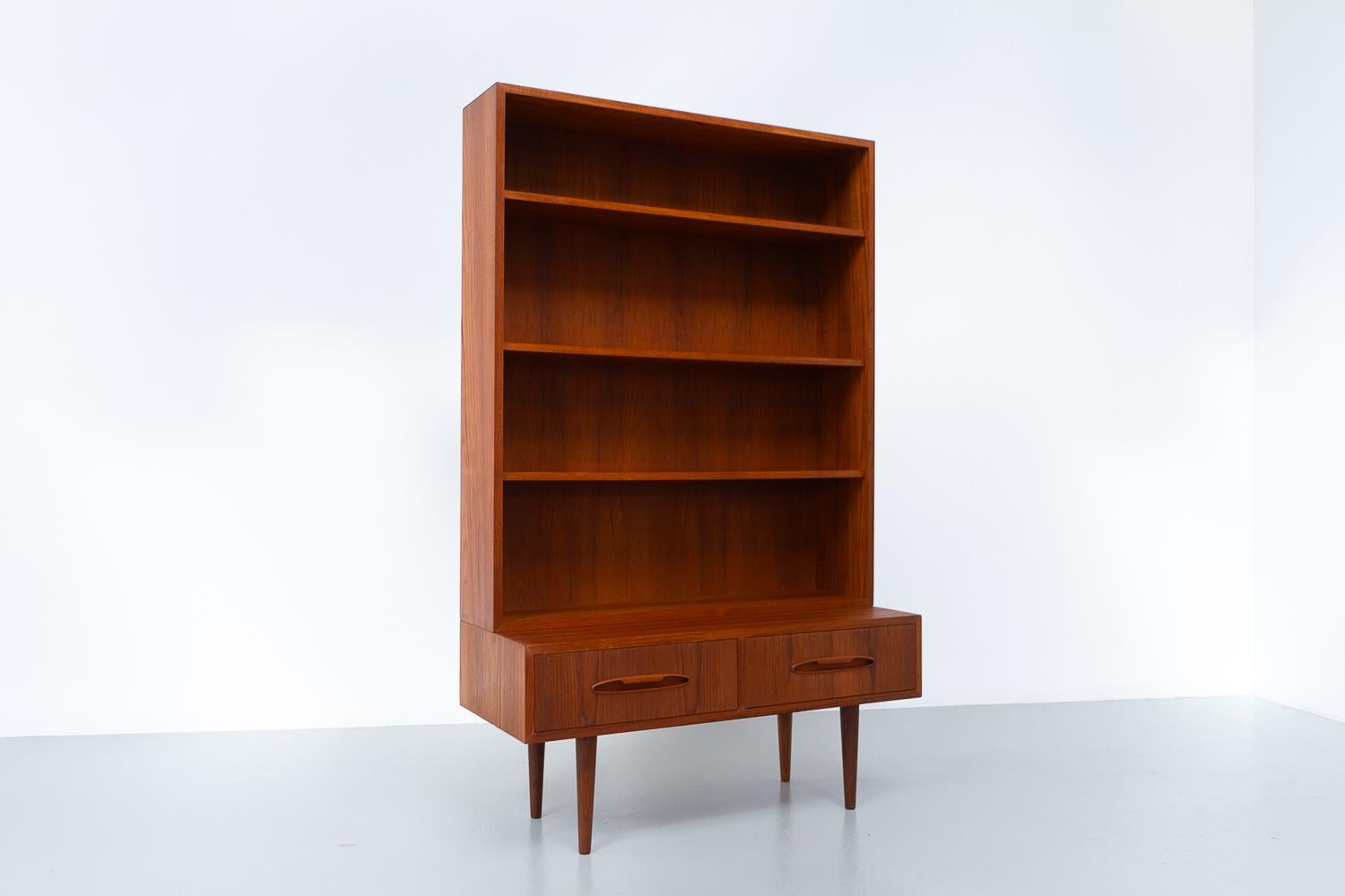 Dänisches Modernes Bücherregal aus Teakholz, 1960er Jahre. im Angebot 5