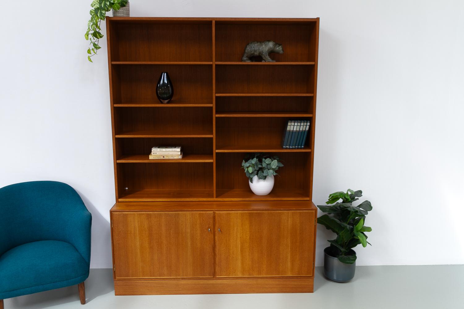 Dänisches Modernes Bücherregal aus Teakholz, 1960er Jahre. im Angebot 9