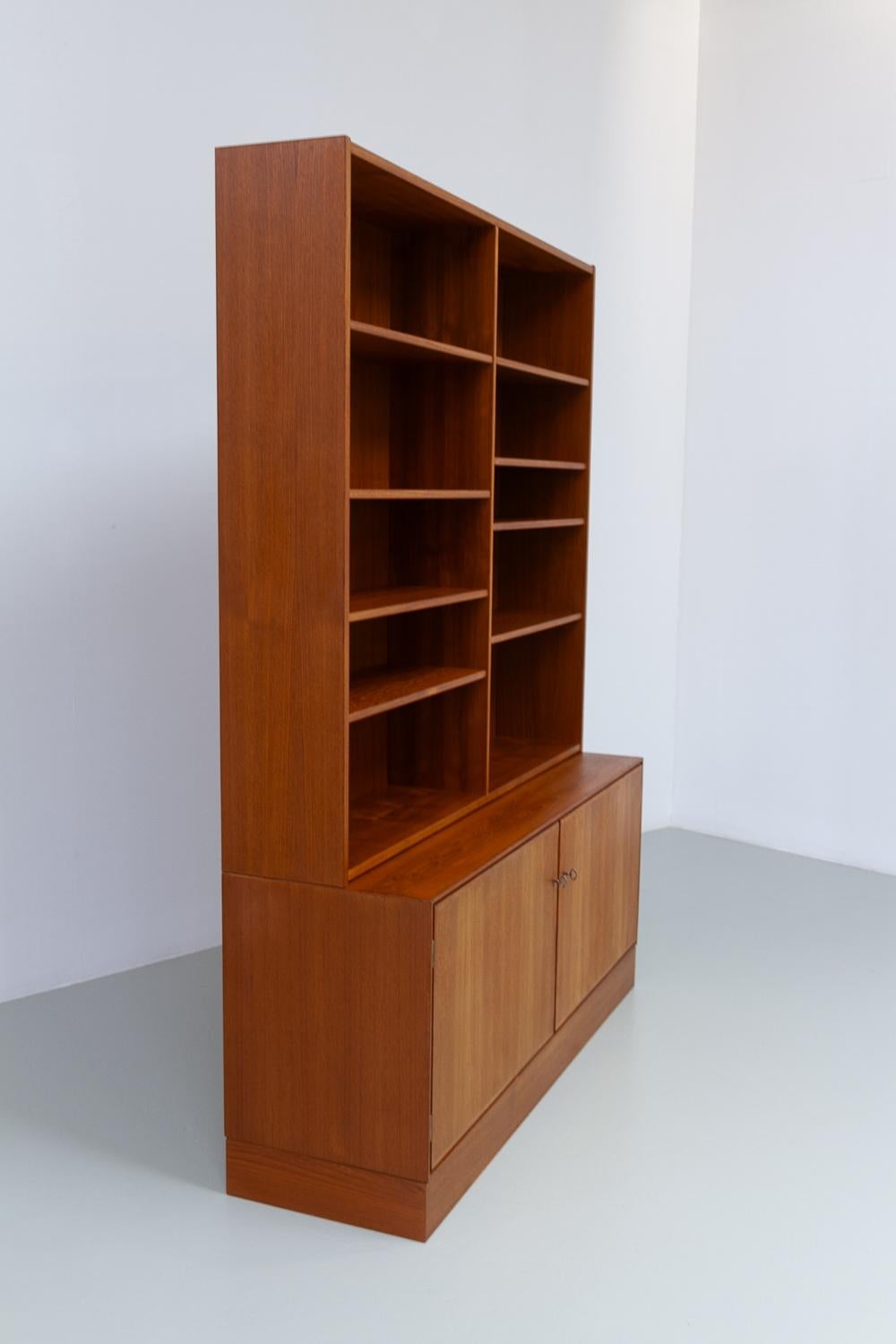Scandinavian Modern Danish Modern Teak Bookcase, 1960s. For Sale