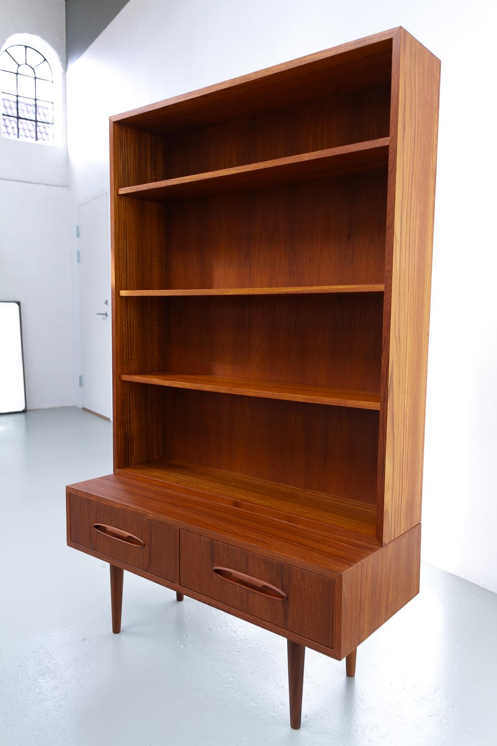 Dänisches Modernes Bücherregal aus Teakholz, 1960er Jahre. (Mitte des 20. Jahrhunderts) im Angebot