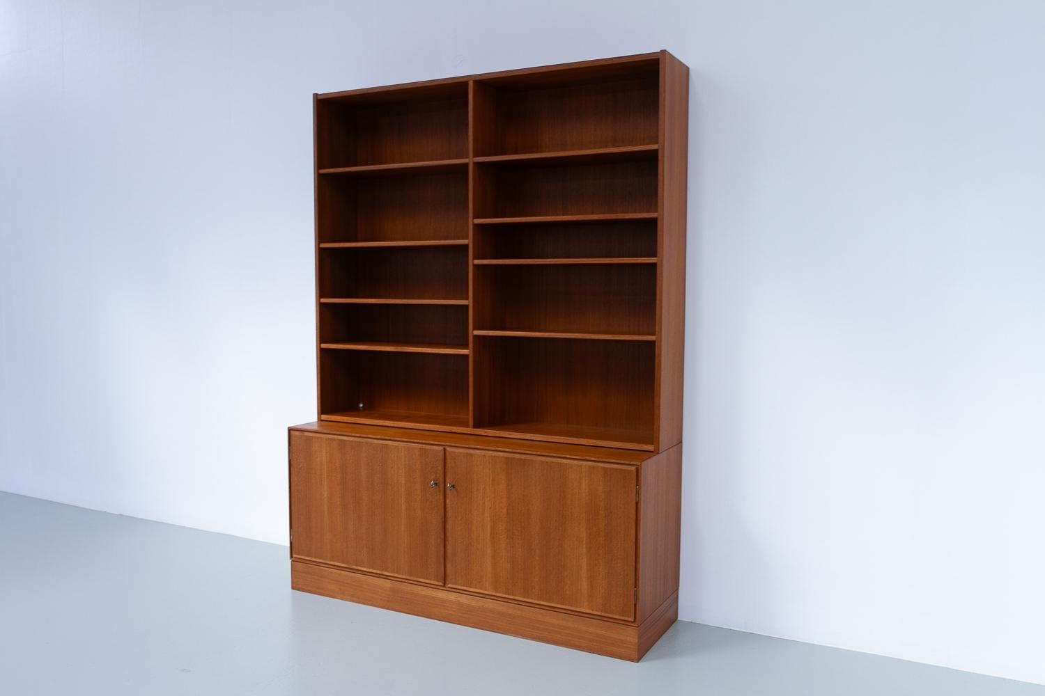 Dänisches Modernes Bücherregal aus Teakholz, 1960er Jahre. im Angebot 3