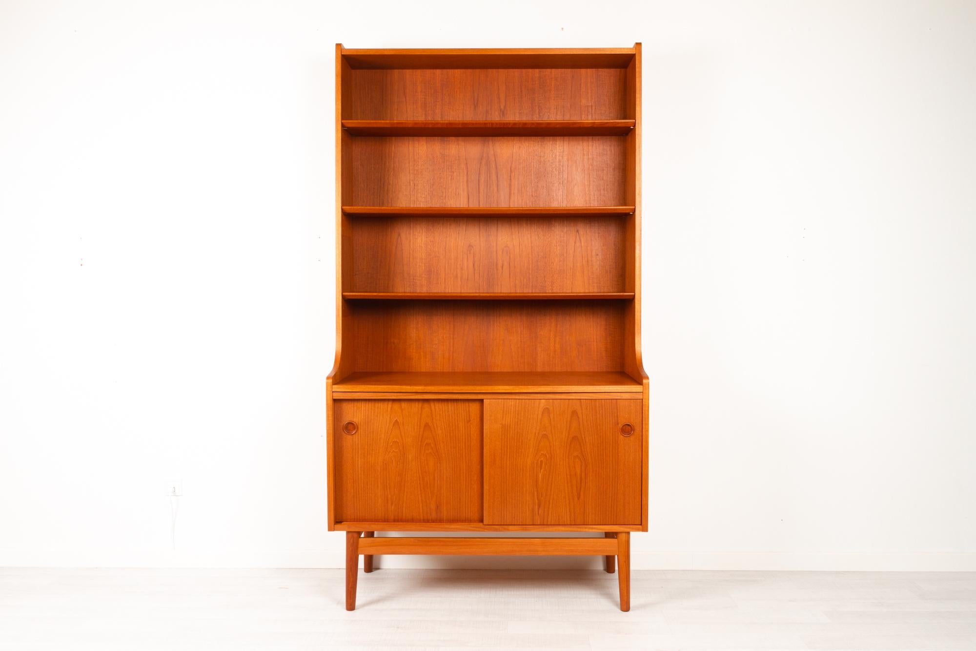 Danish modern teak bookcase by Johannes Sorth, 1970s
This Classic Scandinavian bookcase was designed by Danish master carpenter Johannes Sorth for Nexø Møbelfabrik, Bornholm in 1956. The idea was to combine a cabinet and a book case, and it was an