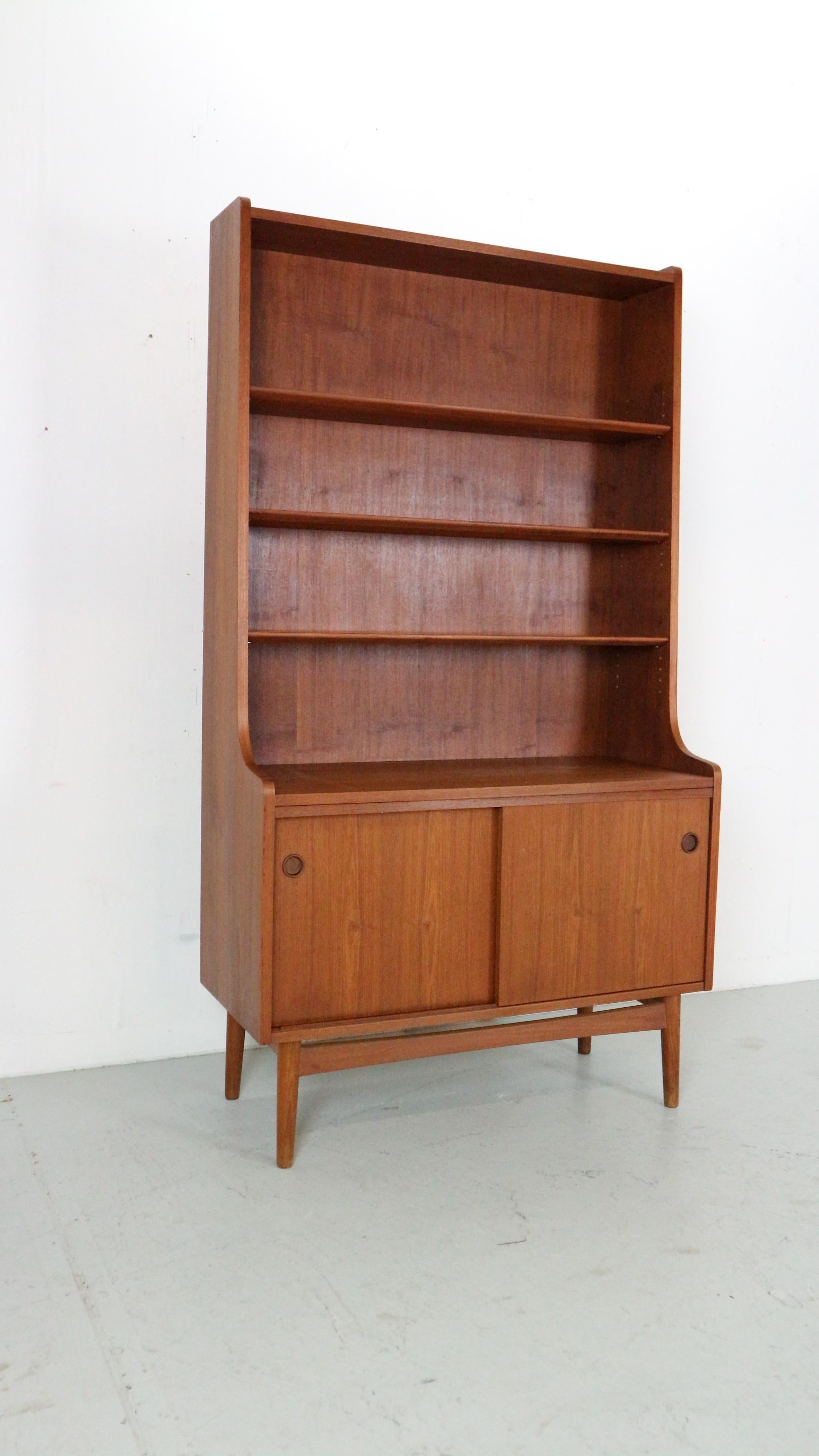 Danish Modern Teak Bookcase by Johannes Sorth for Bornholm Møbelfabrik, 1960s In Good Condition For Sale In The Hague, NL