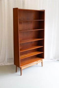 Libreria moderna danese in teak di Johannes Sorth per Nexø, anni '60.