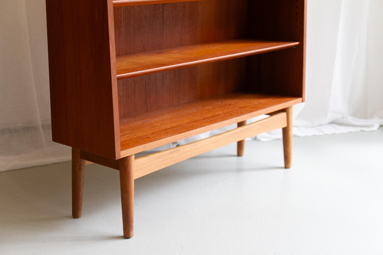 Danish Modern Teak Bookcase by Johannes Sorth for Nexø, 1960s. In Good Condition In Asaa, DK