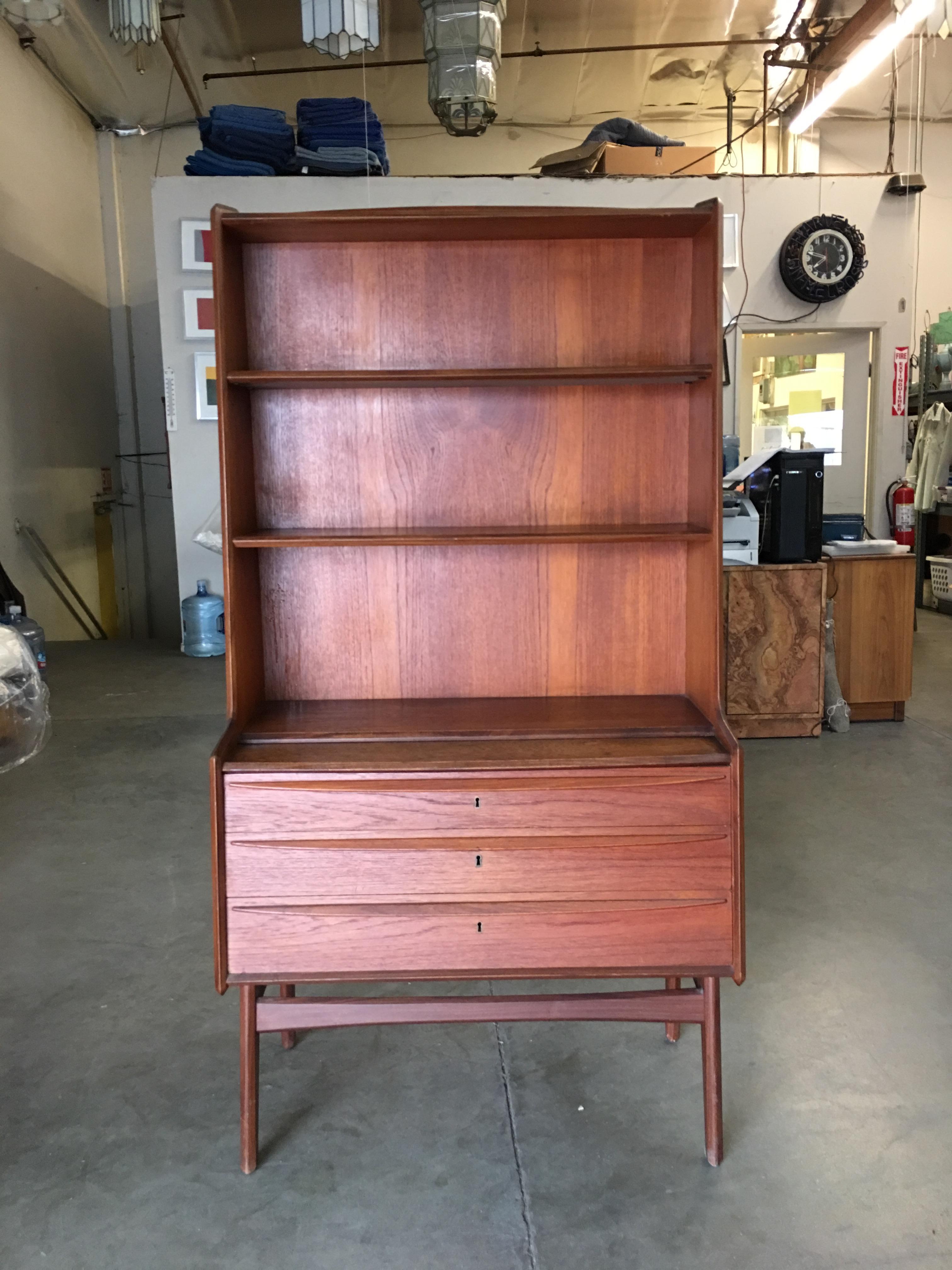 Danish Modern Teak Bookcase Cupboard Display Cabinet with Locks In Excellent Condition For Sale In Van Nuys, CA