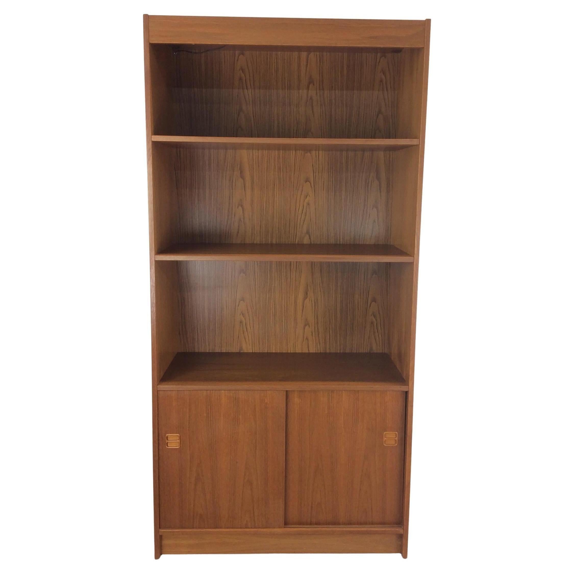Librería moderna danesa de teca con armario de puertas correderas