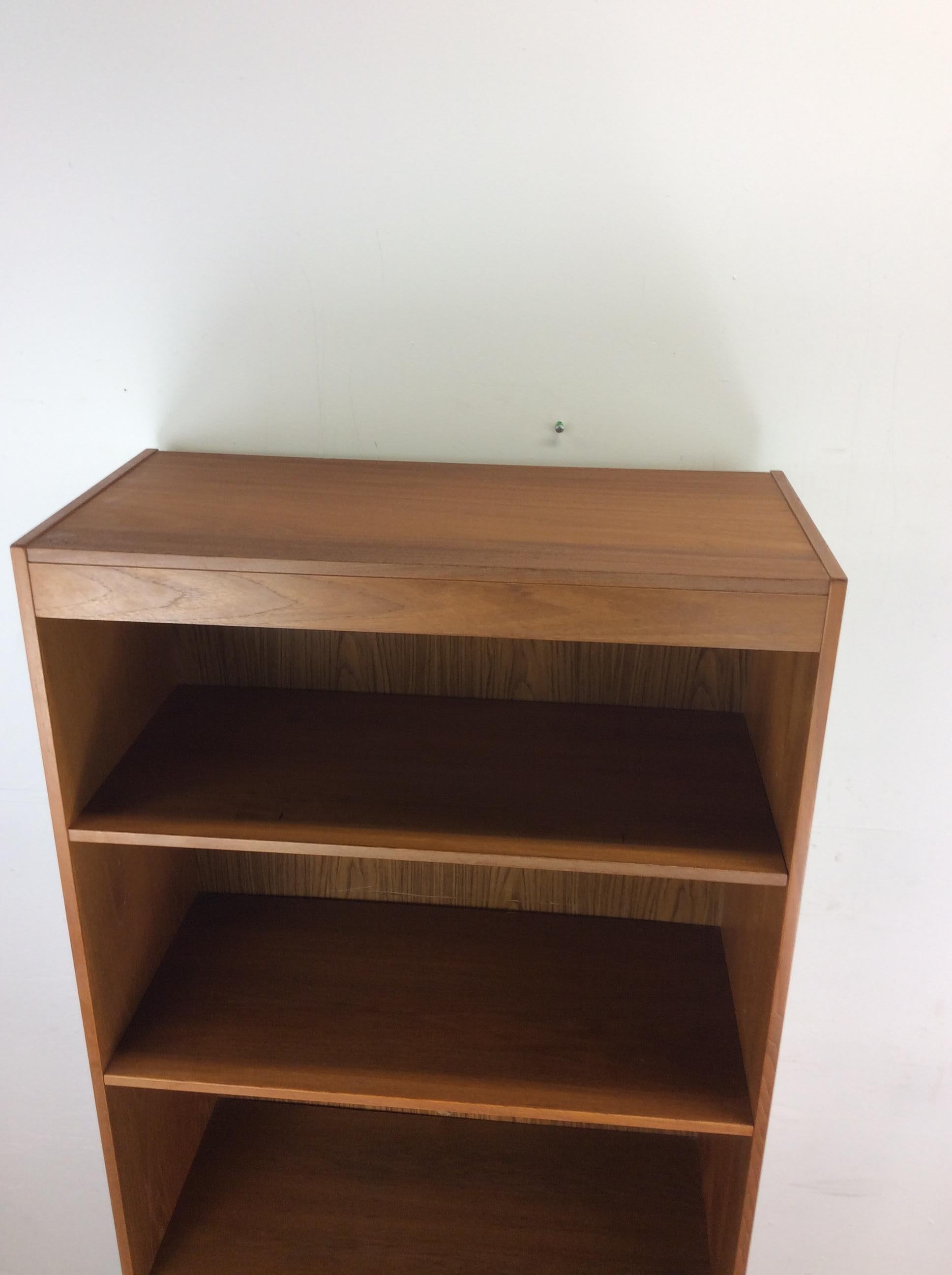 Dänisches Modernes Teakholz-Bücherregal mit Aufbewahrungsschrank (Skandinavische Moderne) im Angebot