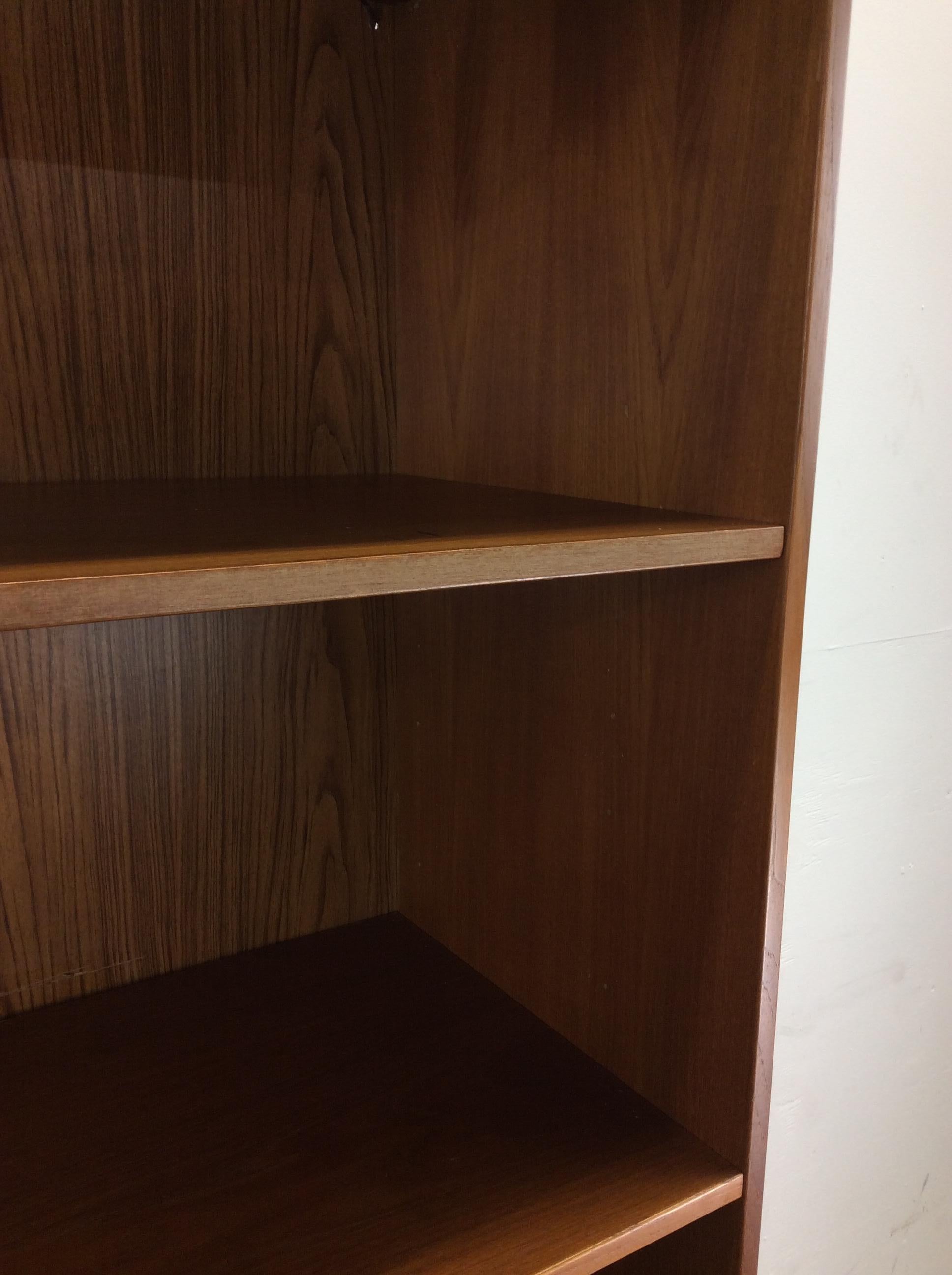 Dänisches Modernes Teakholz-Bücherregal mit Aufbewahrungsschrank im Angebot 1