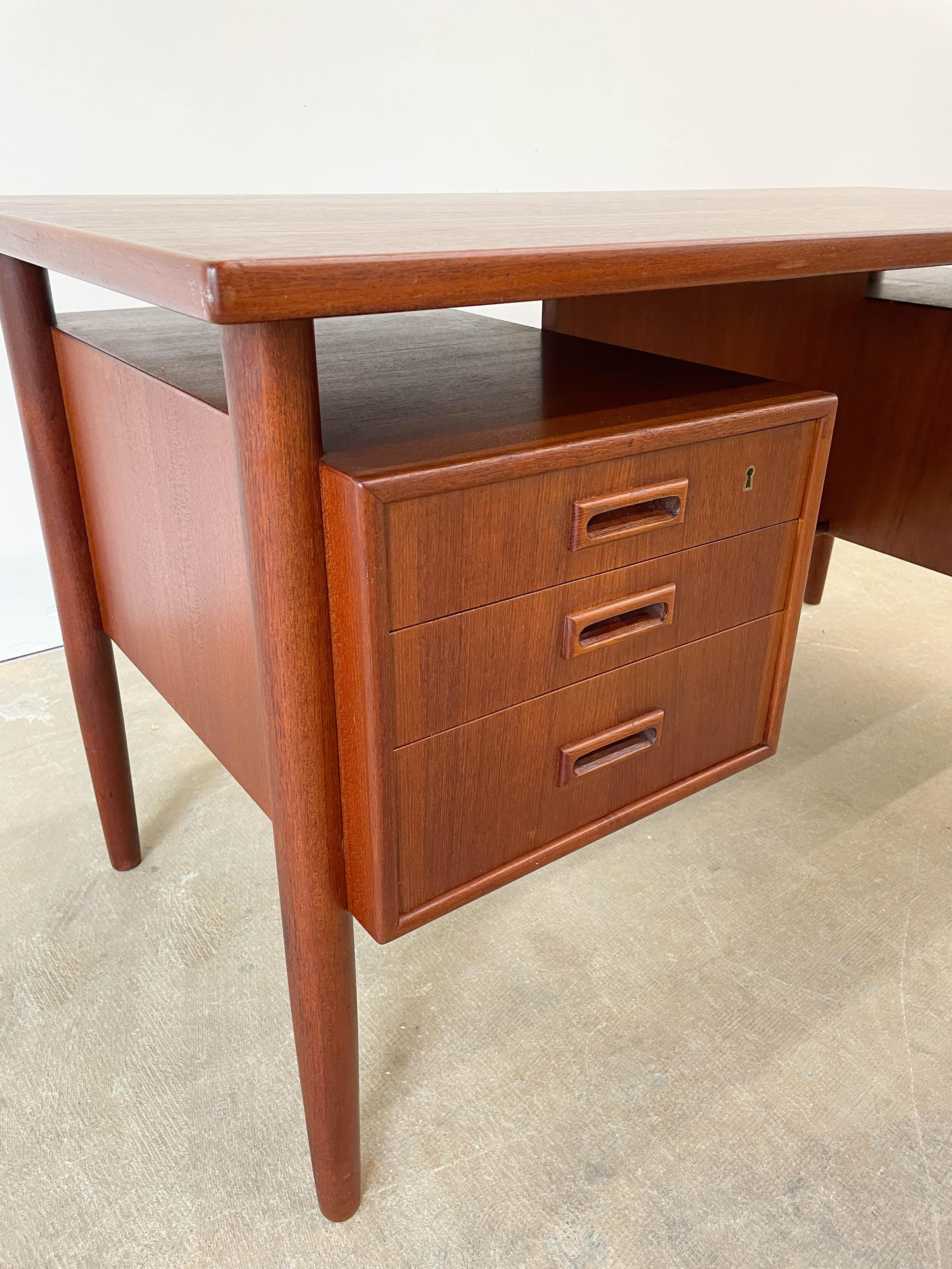 Danish Modern Teak Bookshelf Desk In Good Condition For Sale In Kalamazoo, MI