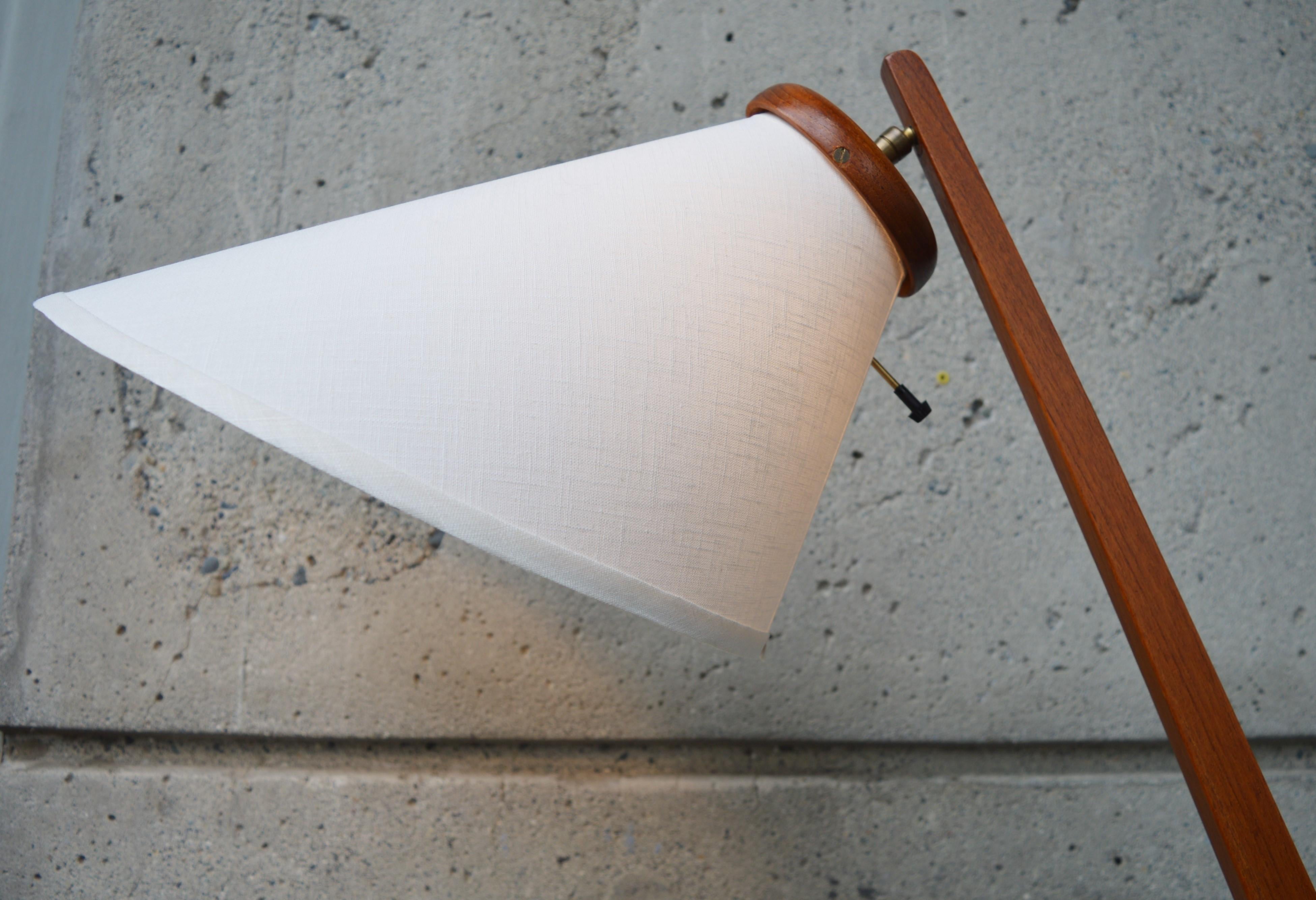 Danish Modern Teak Boomerang Tripod Floor Lamp with New Custom Bonnet Shade In Good Condition In New Westminster, British Columbia