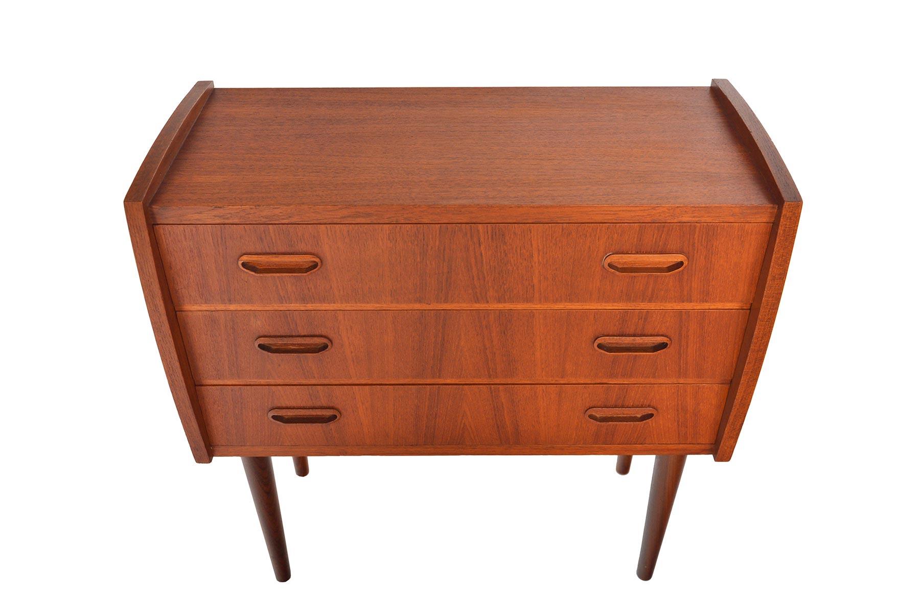 This Danish modern tall bow edge midcentury teak nightstand will make a wonderful addition to any modern home. Three well sized drawers are complimented by carved, trapezoidal drawer pulls. In excellent original condition.

 