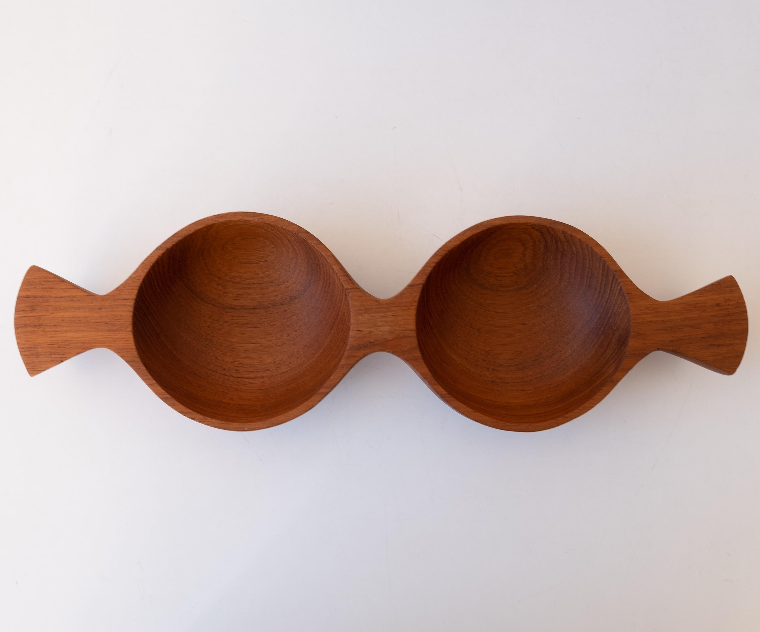Danish modern catch all or nut bowl. Sculptural design in solid teak. Beautiful form from the mid-century. Denmark, 1950s.
