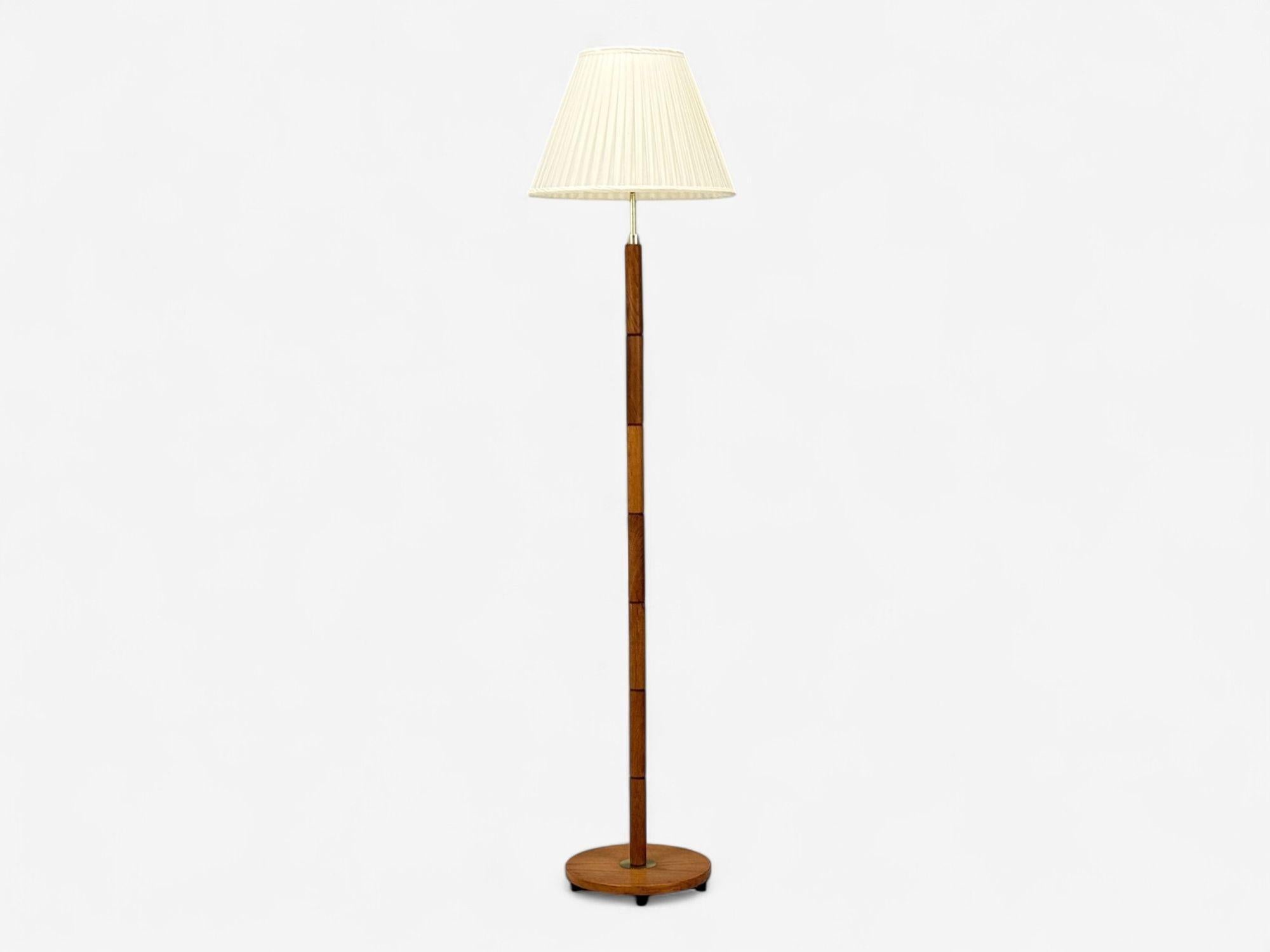 E.S. Horn, Danish Modern, Teak, Brass, Floor Lamp, Denmark, 1960s

A sculptural floor lamp in solid teak and brass, featuring a pleated paper shade, designed and produced by E.S. Horn in Denmark during in the middle of the 20th century.

Teak,