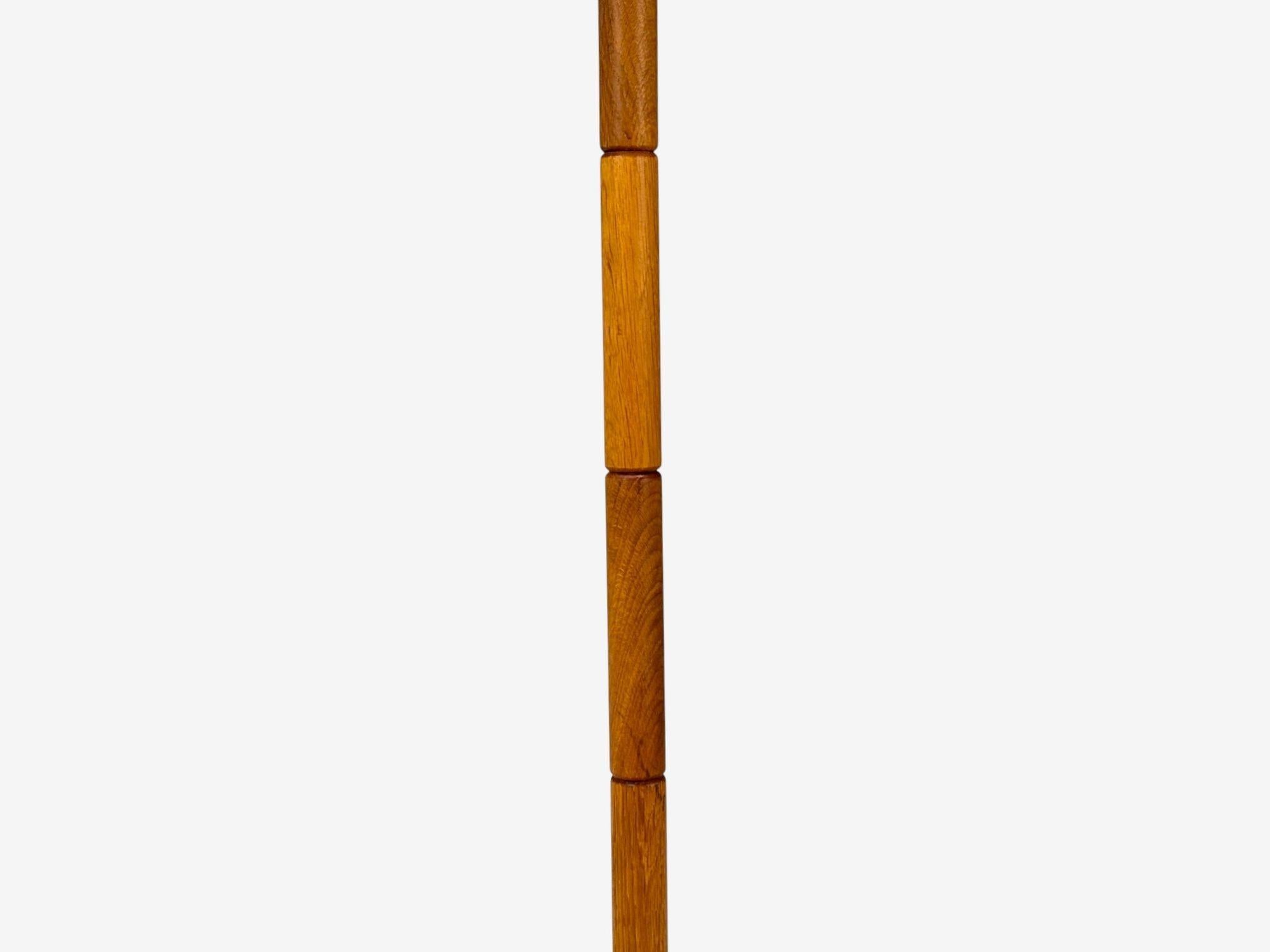 Danish Modern, Teak, Brass, Floor Lamp, Denmark, 1960s In condizioni buone in vendita a Manhasset, NY