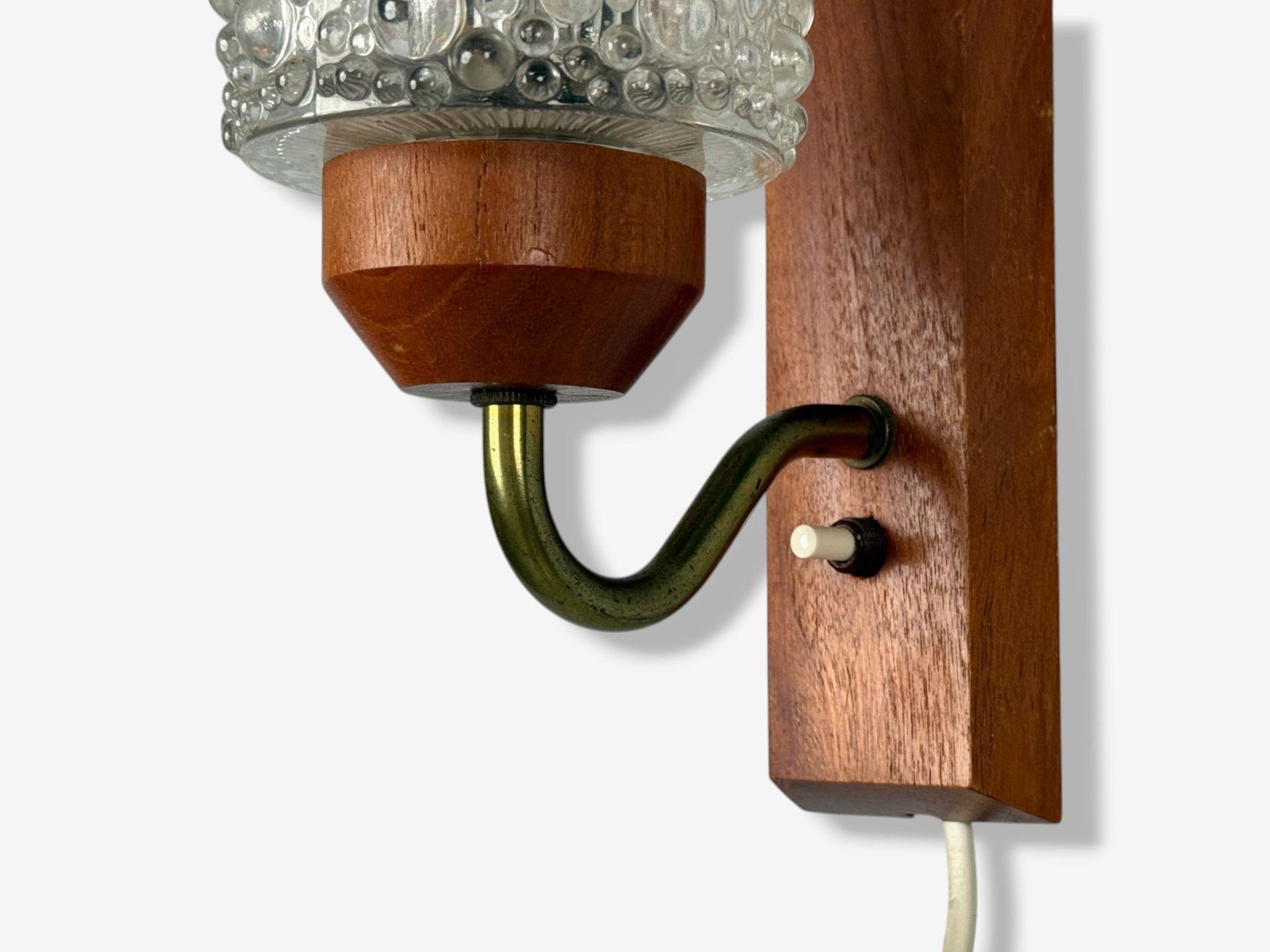 Metà XX secolo Lampada da parete moderna danese, teak, ottone, vetro, Danimarca, anni '60 in vendita