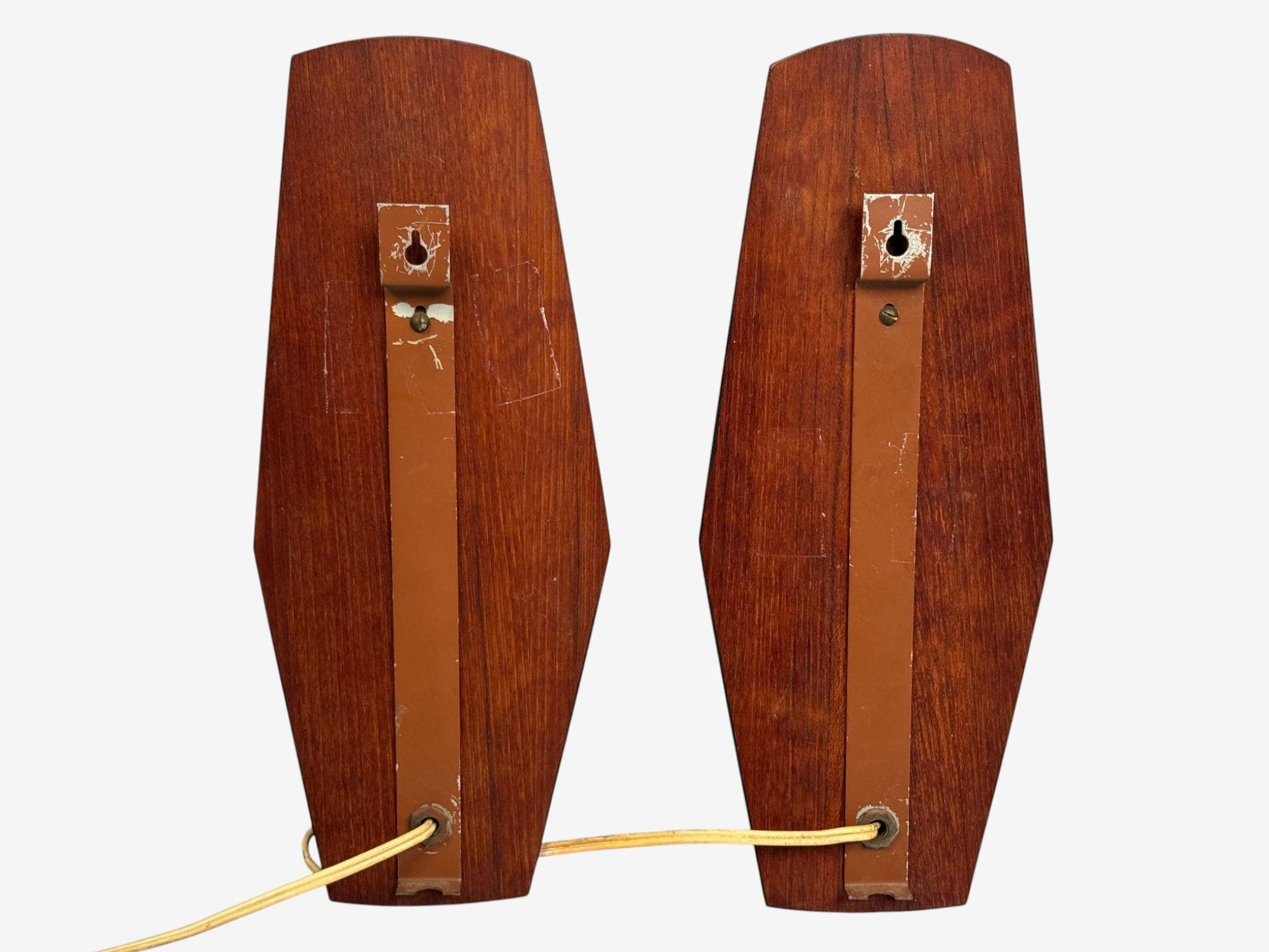 Lampada da parete moderna danese, teak, ottone, vetro opalino, Danimarca, anni '60 in vendita 3