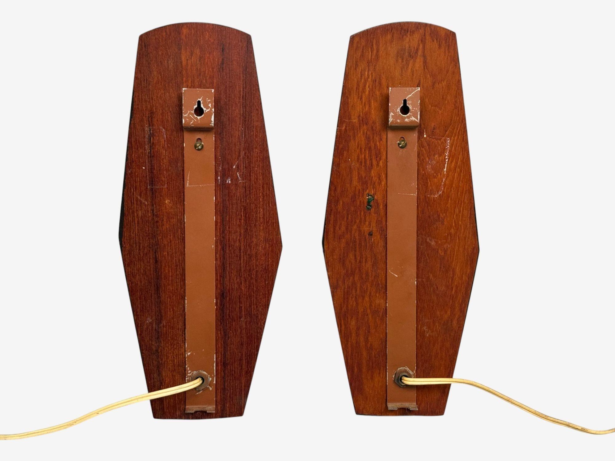 Lampada da parete moderna danese, teak, ottone, vetro opalino, Danimarca, anni '60 in vendita 3