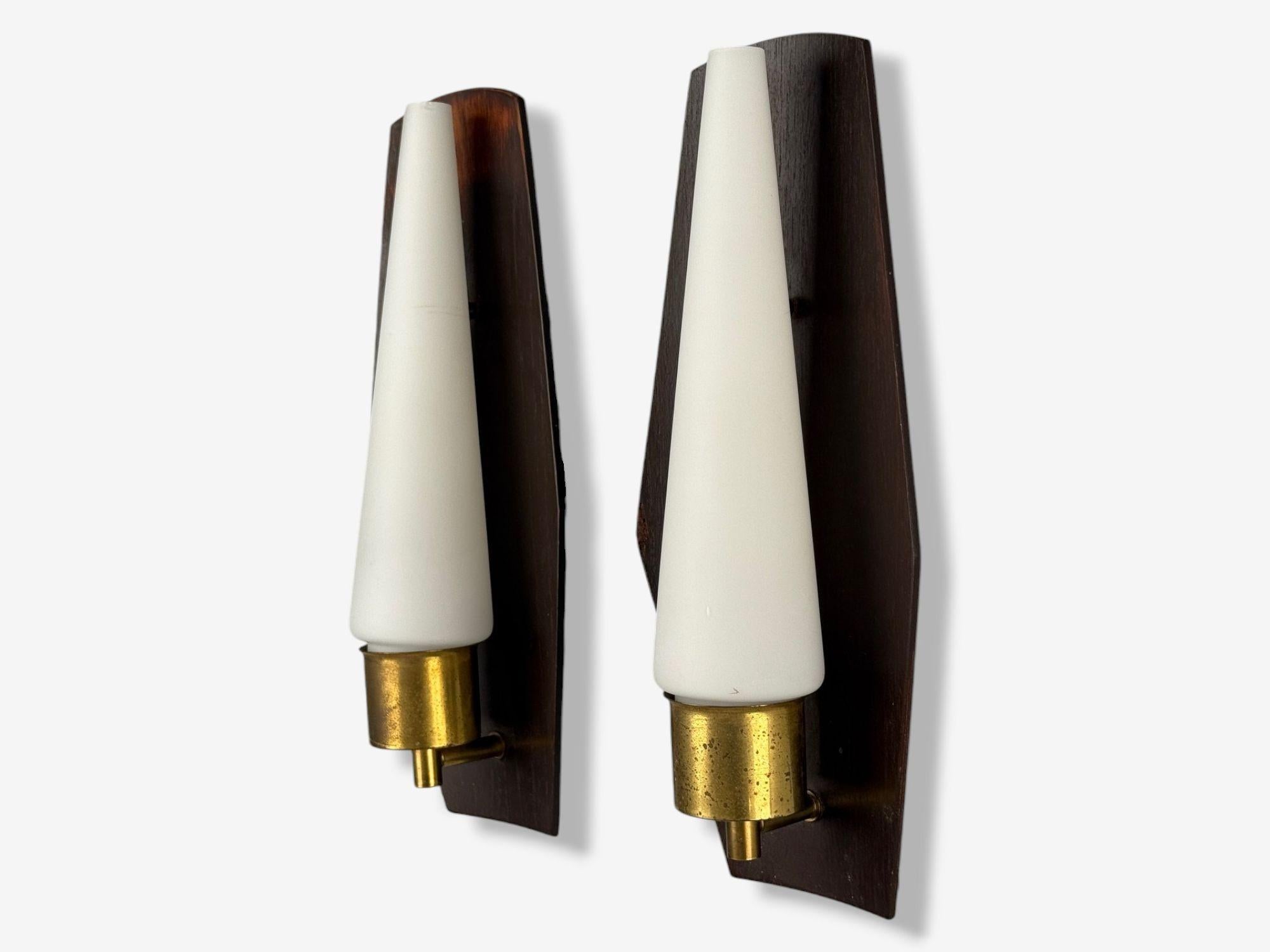 Mid-Century moderno Lampada da parete moderna danese, teak, ottone, vetro opalino, Danimarca, anni '60 in vendita